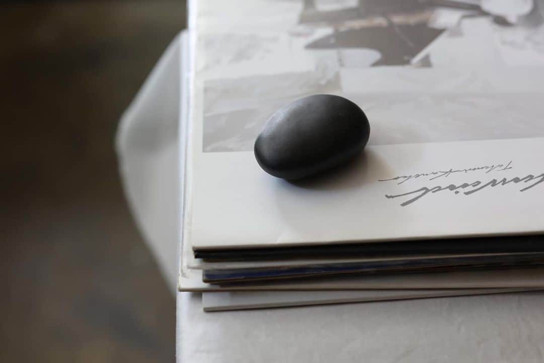のインスタグラム：「. @haec_home  . haec paper weight  .  く商品のお問い合わせ＞ Tell: 03-6672-2412 Mail:shop@free-park.jp  #真鍮 #brass #石 #ペーパーウエイト #paperweight #ストーン #stone #石のある暮らし #haec #オブジェ #雑貨屋巡り #tokyo #暮らし#ライフスタイルデザインストア #freepark #ギフト #プレゼント #贈り物 #アート #写真 #お祝い #自由が丘 #雑貨屋 #セレクトショップ」