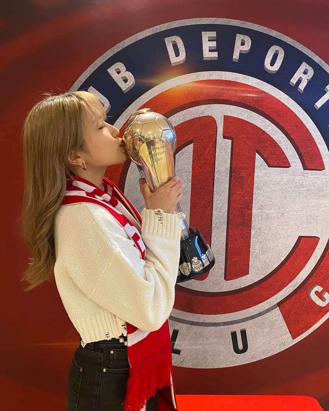 入山杏奈さんのインスタグラム写真 - (入山杏奈Instagram)「🏆❤️ Visité el estadio de diablos rojos 😈 Ahí me esperaba el infierno… el video ya está en YT!!」5月27日 11時10分 - iamannairiyama