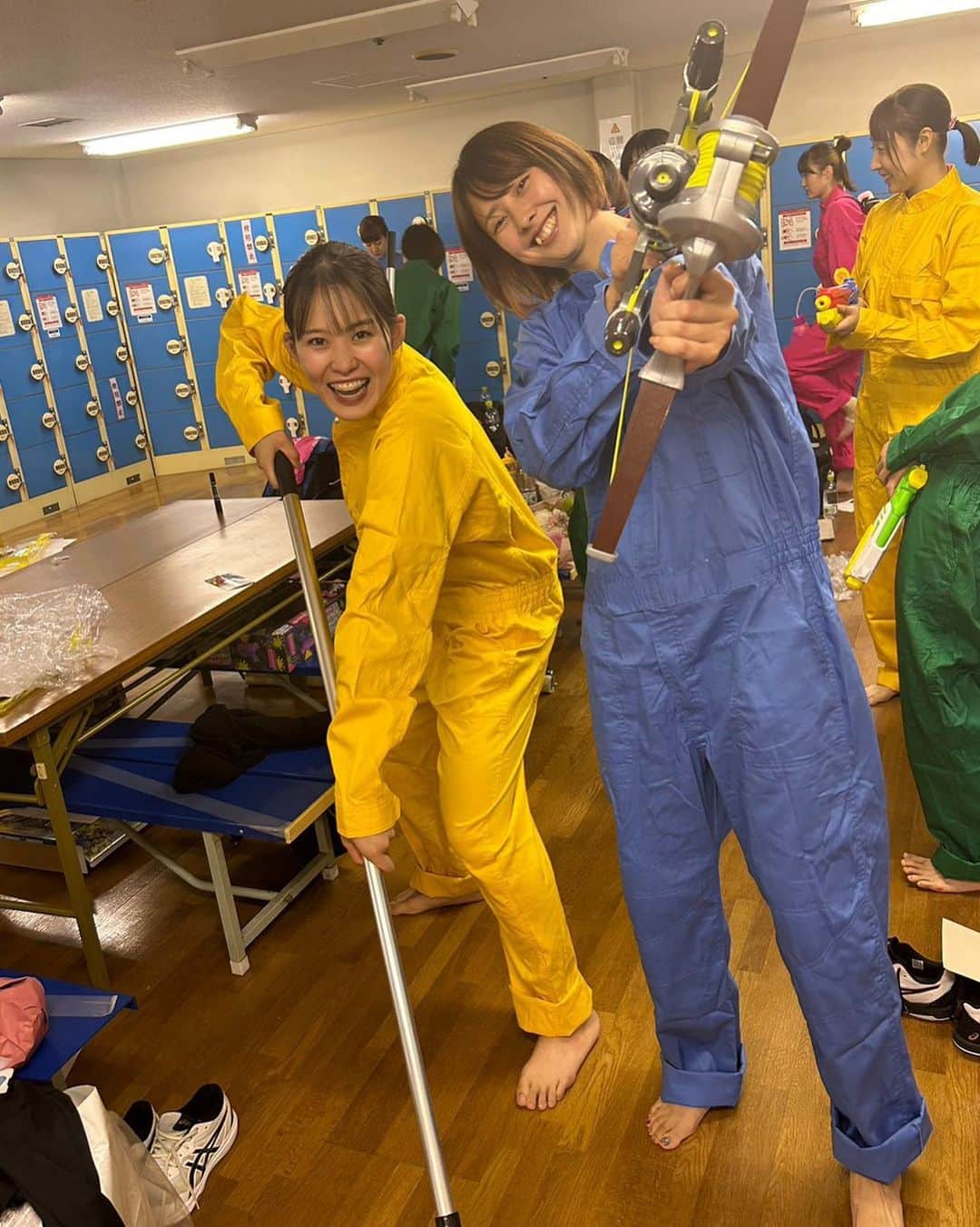 のインスタグラム：「. オババたち写真😏！！！ . って言われて え〜。 とか言いながら カメラ向けられたら 思いのほかノリノリだった 最年長組🦊🐵 . . #作業員 #カロリーメイト」