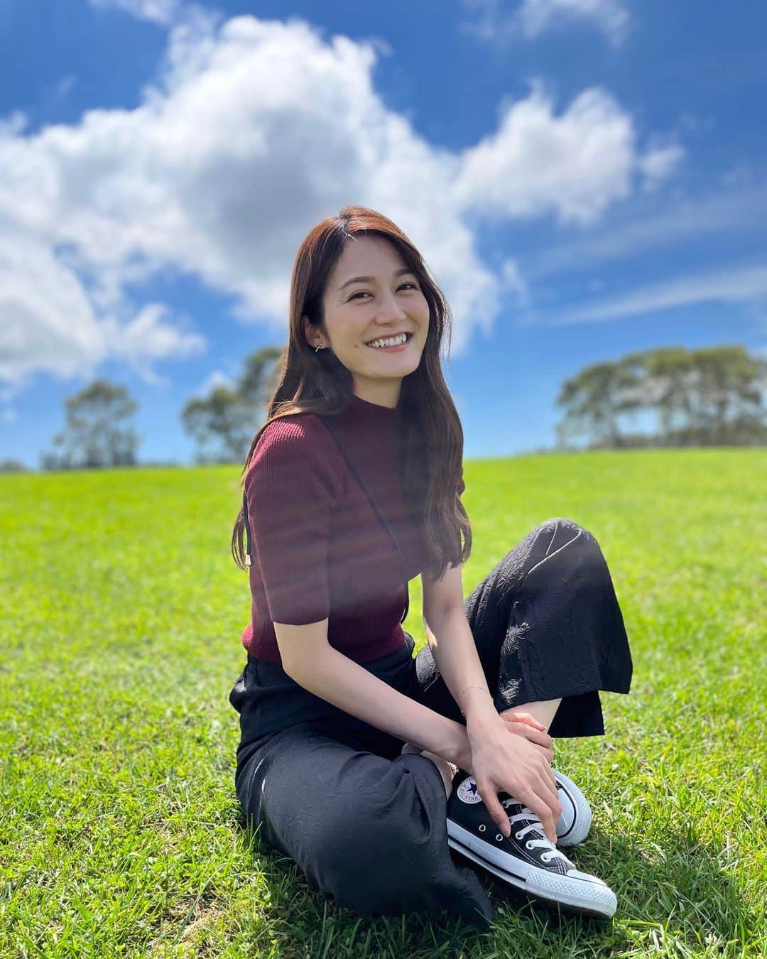 小林沙弥香のインスタグラム：「⁡ 5月の挨拶せずに5月が終わってしまう😂 ⁡ ....のは嫌だったので 今さら滑り込み投稿です。笑 ⁡ 残りもよろしくお願いします🌼 ⁡ ⁡ この日は旅行に行ったのに 私服を忘れるという痛恨のミスしまして よくわからない服装してますww ⁡ 空の青さと緑が気持ち良すぎて 寝っ転がったりジャンプしたり はしゃぎまくりました😮‍💨🌿 ⁡ ⁡  #過去pic#旅行#お天気#trip」