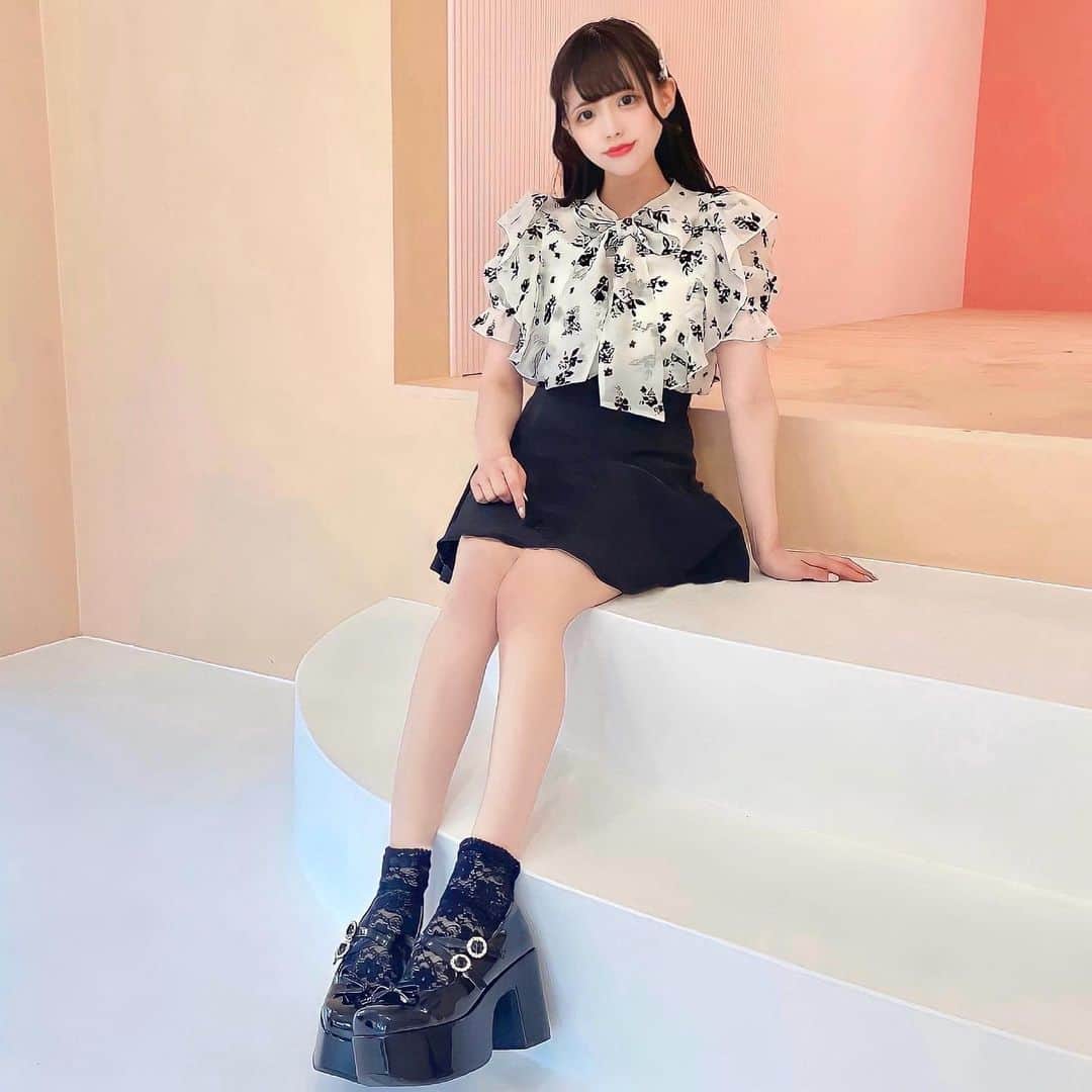 evelyn.coordinateのインスタグラム：「. 🐈‍⬛𝐍𝐄𝐖 𝐀𝐑𝐑𝐈𝐕𝐀𝐋🐈‍⬛ . #フロッキーリボンbs . ふんわりと可愛らしいフロッキーデザインのブラウスが発売中♡！ フリルに包まれたレディライクな1枚です🖤 . . .  #evelyn #エブリン #夏コーデ #ファッション #コーディネート #今日のコーデ  #フェミニンコーデ #フェミニンファッション#大人ガーリー  #上品コーデ#ファッション #大人可愛いコーデ #大人可愛い#cordinate#ガーリーコーデ #ガーリーファッション#フレンチガーリー #フレンチガーリーコーデ」