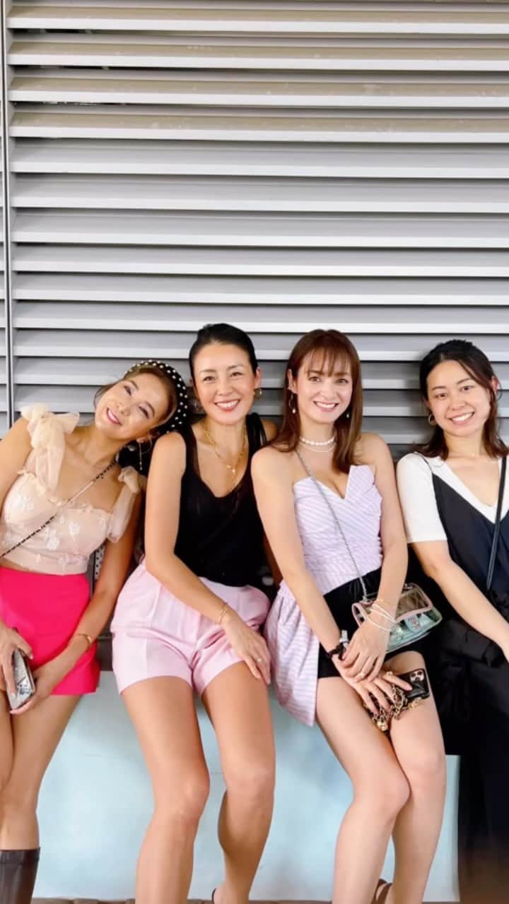 畑田亜希のインスタグラム：「🩷🖤Black pink in Singapore 🩷🖤  @blackpinkofficial がシンガポールでライブをしてくれたので、娘達も一緒に行ってきた😍  とにかく可愛くってエネルギッシュで、若い時からレッスンの毎日で大変な事もいっぱいあったんだろうな、、、とつい母目線で見てしまうこの頃🥲🩷  こんなに沢山のファンの人達を楽しませてあげて、パワー貰えてエンターテイナーは素晴らしいと再確認⭐️  みんな健康第一で頑張ってほしいわ🥹🩷🖤  #2023 #sg #singapore #blackpink #bornpink #nationalstudiam concert」