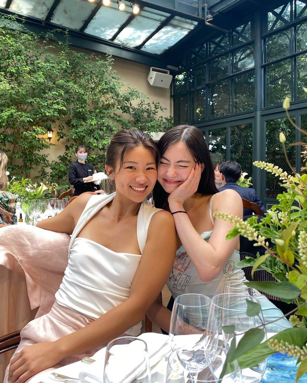 エビアン・クーのインスタグラム：「here celebrating our bestie @naomilorrainefrank 💒 🕊️ wedding day   なんてハッピーの日🤍 りょう君となおみの結婚式に来ました」