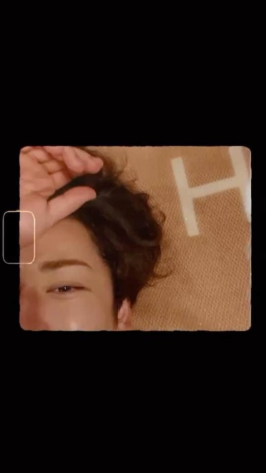 のインスタグラム：「夜の出来事。  #顔の横で寝てたのに #こちらが #ちょっと寝てたら #移動してた #1人が #好きみたいです」