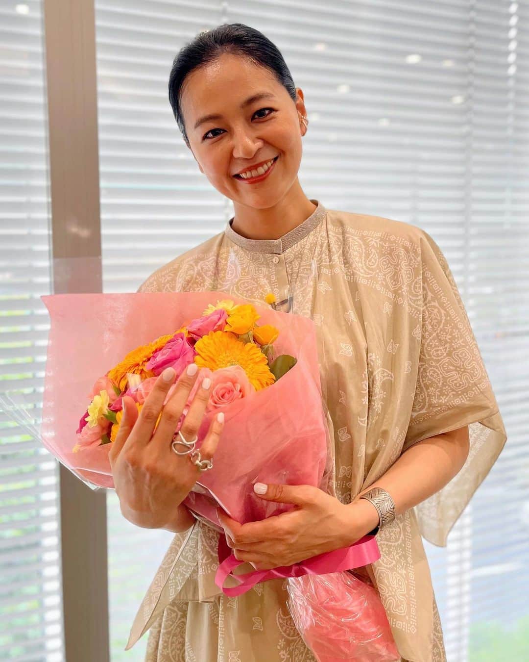 黒谷友香のインスタグラム：「皆さん、こんにちは😘 今日はサタプラ、観てくれたかな〜？ マンスリーゲストも今日がラストでした☺️あっという間の1か月やったなぁ。 沢山の方々にもお会いできて、楽しかった〜😁  明日5/28(日)は、 旅番組「遠くへ行きたい」があるよ🤗 5/28(日) 日本テレビあさ6時30分～ 読売テレビあさ7時00分～  群馬を旅したよ〜🗾　　 是非、観てね‼︎  でも、もう6月が来るんだねぇ、早くない⁉️まだ寒暖差あったりするから体調気ぃつけて、頑張っていこ〜！  #ralphlauren#poloralphlauren#乗馬#馬#東京#tokyo#sdgs#ログハウス#着物#ハーブ#地球温暖化#ガーデニング#LOVOT #ラボット#mediaid#diy#日本#日産 #nissan#EV#日産ariya#ai#大鵬薬品工業#バップフォーレディ#エビス#プレミアムケアハブラシ#いち瑠#黒谷友香」