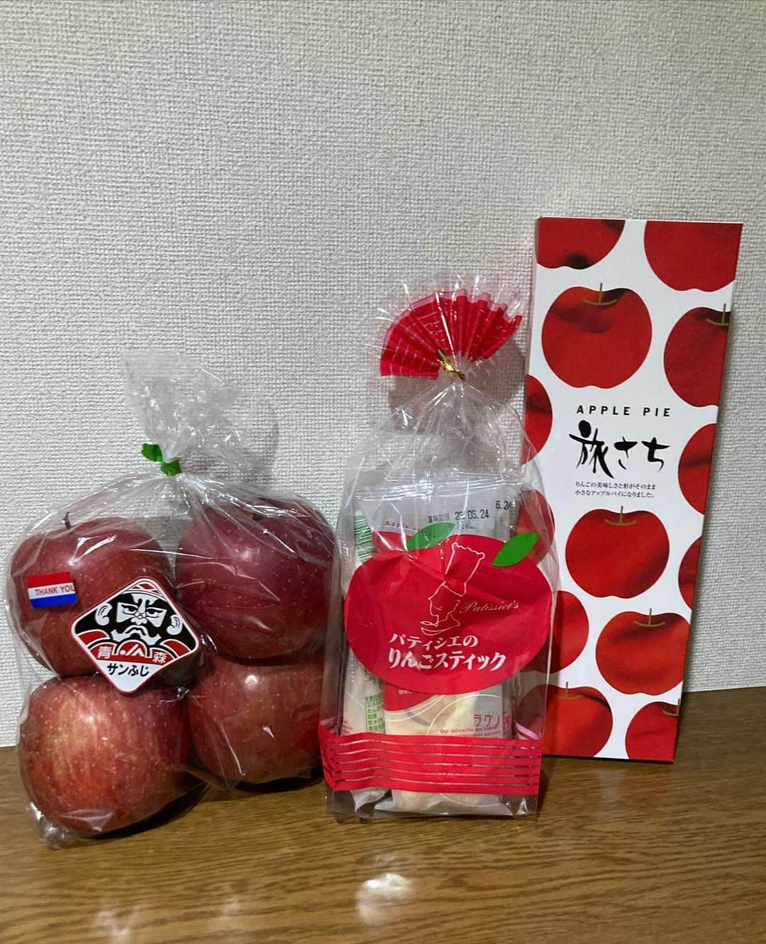 赤プルさんのインスタグラム写真 - (赤プルInstagram)「りんごづくし🍎 カリキュラムが終わって空港に✈️いくまで、観光させてもらったかんね🚙 りんごソフトも食べられて大満足。お土産もりんごにちなんだものばかり✨  フォローアップセミナーに続き、障がい者ボランティアで参加してくださった方から、手作りのりんごジュースをたっくさんいただきました！ ゆうこさん（同じ名前）ありがとうございます🍎🍎🍎  防災に携わってる方は、熱い思いと優しい心を持っている方が多くて、本当にたくさんのことを学ばせていただいてきます。 防災が好きになった理由はそこにあるかも！  学びを続けながら 発信頑張っていきます！  先日お笑いの大会で準優勝したある先輩に「人の命を救うことをやってるんだぞ！」と言ってもらったこともあり俄然やる気！  感謝！  #赤プル #防災士 #防災芸人 #お片付け防災 #マイタイムライン #お片付け防災アドバイザー  @hirosakikyukyu  ありがとうございます！今後ともよろしくお願いします😊」5月27日 11時38分 - puluco_a