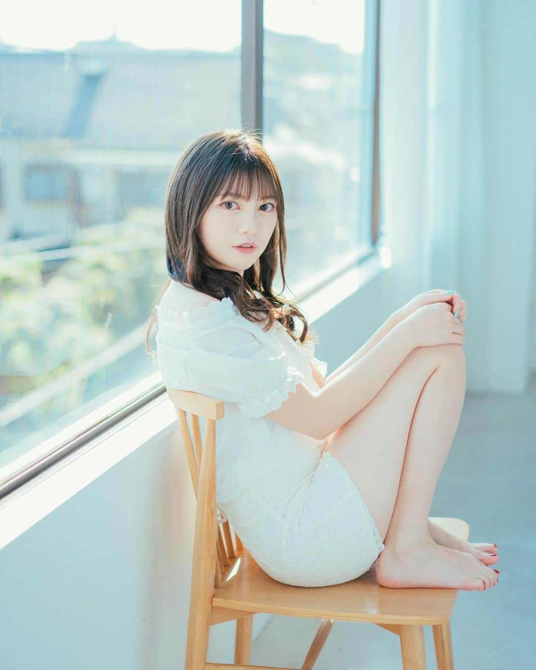 廣川奈々聖のインスタグラム：「夏っぽい 🐕💭🌻 にこ¨̮  ⁡ ⁡  #作品撮り #夏 #ポートレート #instagood」
