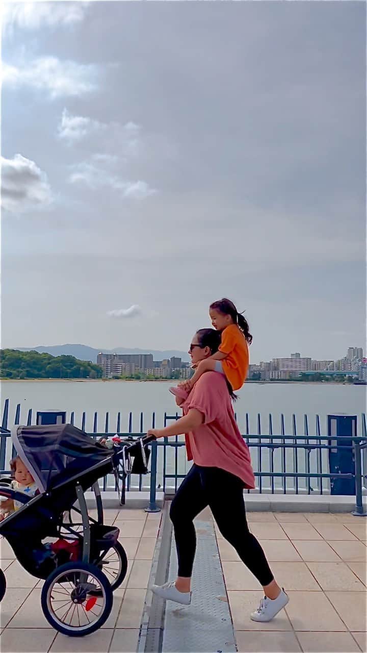エリナ シルカのインスタグラム：「#momlife 👩‍👧‍👧🏃‍♀️」