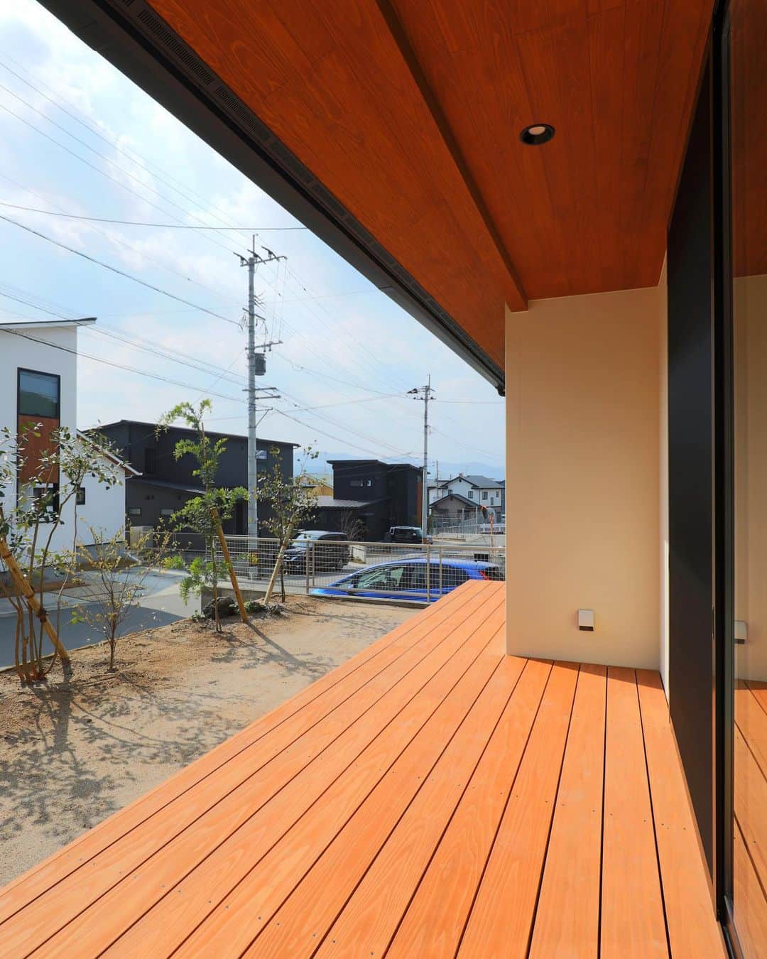 ナガタ建設さんのインスタグラム写真 - (ナガタ建設Instagram)「ナガタ建設のながたのいえ。  和風が好きだけど 今っぽさも取り入れたい。 シンプルで自然とよく馴染むテイストです。  太宰府の56区画の分譲地 都府楼の杜にある 『タソガレドキ』  #外観 #外観デザイン  #ベルアート #吹付塗装 #ウッドデッキ #ウッドデッキのある家  ☞@nagatanoie フォローやいいね！して頂けると凄く喜びます😁 ・ ｰｰｰｰｰｰｰｰｰｰｰｰｰｰｰｰｰｰｰｰｰｰｰｰｰｰｰｰｰｰ #施工事例  他の写真はこちら...☞@nagatanoie ｰｰｰｰｰｰｰｰｰｰｰｰｰｰｰｰｰｰｰｰｰｰｰｰｰｰｰｰｰｰ ・ #ナガタ建設 は#福岡 県#太宰府市 にて70年前に製材所から始めた#工務店 です🏠 ・ 『 #ながたのいえ 』 ・ #暮らし から#デザイン する#家づくり を提案する私たちの家は ・ 『太宰府でアナタらしさをきづく家』 をテーマに#新築 #注文住宅 #マイホーム  #工務店だからつくれる家 をお客様と一緒に作ります😆 ・ ながたのいえのお客様はこんな人たち ▷▷▷ #家具 好き #インテリア 好き #コーヒー好き  #かっこいい家 #おしゃれな家 好き #暮らしを楽しむ  #シンプルライフ  #家族好き ・ ※ナガタ建設では、メンテナンスのことも考慮し、施工エリアを太宰府市の本社から車で30分圏内と限定させて頂いておりますm(__)m 施工エリア外のお客様については、個別対応となりますので、ご相談下さい。 ・ #house」5月27日 11時47分 - nagatanoie