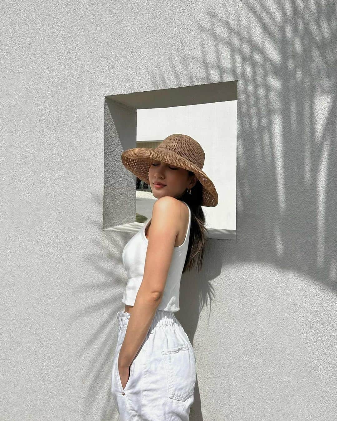 HARUEのインスタグラム：「@helen_kaminski   夏になると欲しくなるヘレンカミンスキーのラフィアハット👒  PROVENCE 12 / nougat   広めのツバで日除けも抜群。形を変えてアレンジ出来るところもお気に入り🤍  丸めて持ち運びできるから旅先にも連れていく予定🧳  📍梅田阪急にて5/24〜5/30までPOP-UP開催中なのでぜひチェックしてみてね🤍  #helenkaminski #ヘレンカミンスキー #PR」