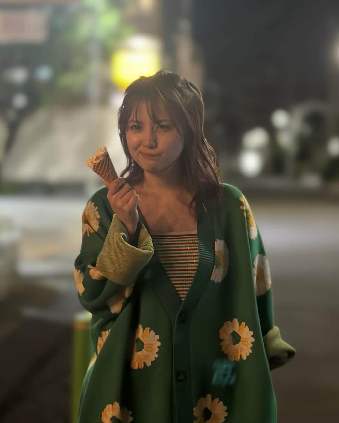 志保のインスタグラム：「たまに食べるアイスはうまいぜ」