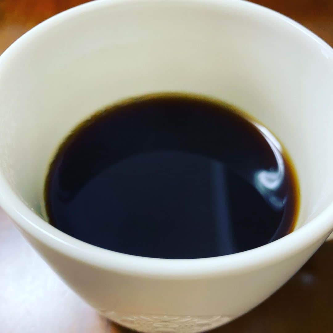 カバのインスタグラム：「コーヒーチャレンジ☕️  おはようございます！ 本日もコーヒーから！ (73日目)  今日はなんばにあるよしもと漫才劇場で、森田まりこリーダー極新喜劇に出演します！漫才劇場メンバーからはタイムキーパーが登場！めちゃめちゃおもろいです！  そして先ほど極新喜劇1回目終了しました！このあと13時過ぎから2回目ありますので、是非笑いに来て下さい！宜しくお願いしまーす！  もう外は暑いですね！ 長袖着てましたが、半袖に変更します！今年は半袖にするの遅かったなぁ、、、💦  では皆さん、今日も良い一日を！  #吉本新喜劇 #カバ #コーヒーチャレンジ #苦手なコーヒーをお茶の感覚で飲めるようになるまでの道のり #コーヒー #カフェ #カフェ巡り #喫茶店巡り #coffee #coffeechallenge #Cafe #MOUNT HAGEN #ARABICA CAFE #instant #カバッチグー #どーゆーそれー #次はどこでコーヒー嗜も？ #皆さん、今日も良い一日を！」