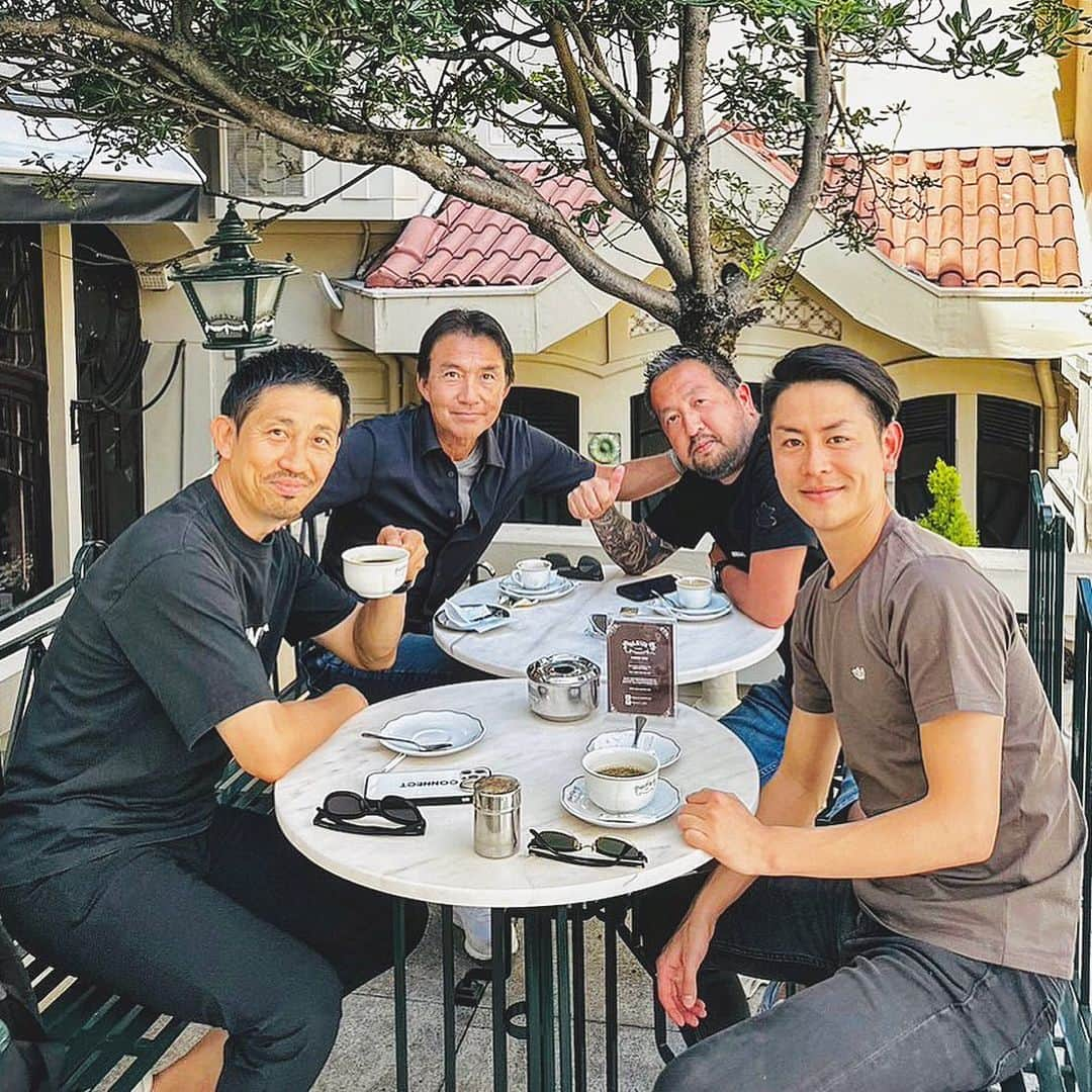 百瀬俊介のインスタグラム：「📍Majestic cafe in Porto 🇵🇹☕️ ポルトに来たらここのカフェは絶対！創業は1921年、ポルトが誇る老舗カフェです。 地元の人、観光客も集うオススメカフェ。 何より空間が素敵で今回は運良く初テラスでカフェできました！ 🇷🇸セルビア代表のコーチを務める喜熨斗さんとポルトガルでバッタリからのカフェタイムでした！  #majesticcafe #porto #cafehistorico #amigos #マジェスティックカフェ #ポルト #ポルトガル #ハリーポッター」