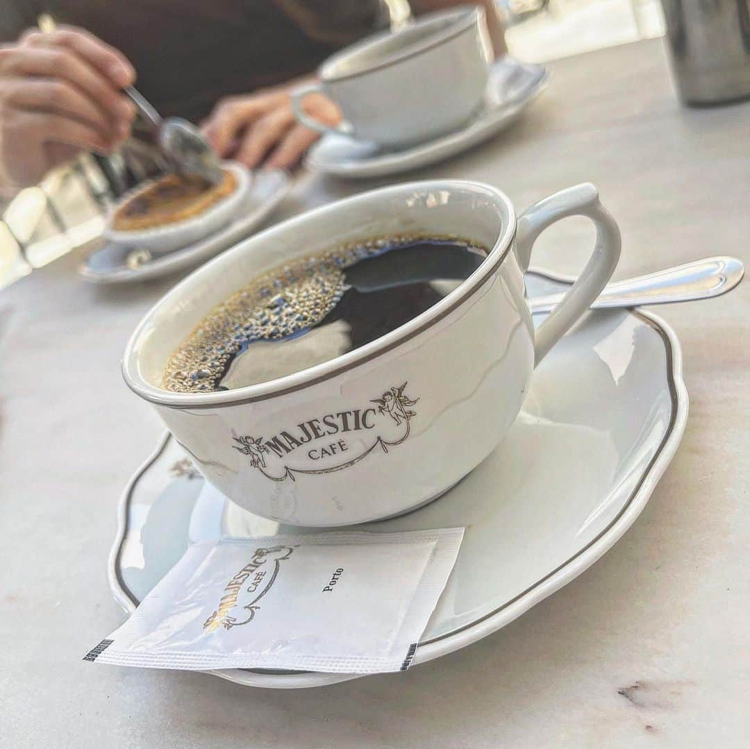 百瀬俊介さんのインスタグラム写真 - (百瀬俊介Instagram)「📍Majestic cafe in Porto 🇵🇹☕️ ポルトに来たらここのカフェは絶対！創業は1921年、ポルトが誇る老舗カフェです。 地元の人、観光客も集うオススメカフェ。 何より空間が素敵で今回は運良く初テラスでカフェできました！ 🇷🇸セルビア代表のコーチを務める喜熨斗さんとポルトガルでバッタリからのカフェタイムでした！  #majesticcafe #porto #cafehistorico #amigos #マジェスティックカフェ #ポルト #ポルトガル #ハリーポッター」5月27日 11時52分 - momose_shunsuke