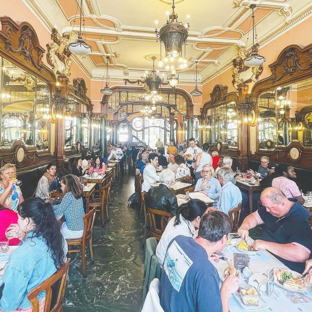 百瀬俊介さんのインスタグラム写真 - (百瀬俊介Instagram)「📍Majestic cafe in Porto 🇵🇹☕️ ポルトに来たらここのカフェは絶対！創業は1921年、ポルトが誇る老舗カフェです。 地元の人、観光客も集うオススメカフェ。 何より空間が素敵で今回は運良く初テラスでカフェできました！ 🇷🇸セルビア代表のコーチを務める喜熨斗さんとポルトガルでバッタリからのカフェタイムでした！  #majesticcafe #porto #cafehistorico #amigos #マジェスティックカフェ #ポルト #ポルトガル #ハリーポッター」5月27日 11時52分 - momose_shunsuke