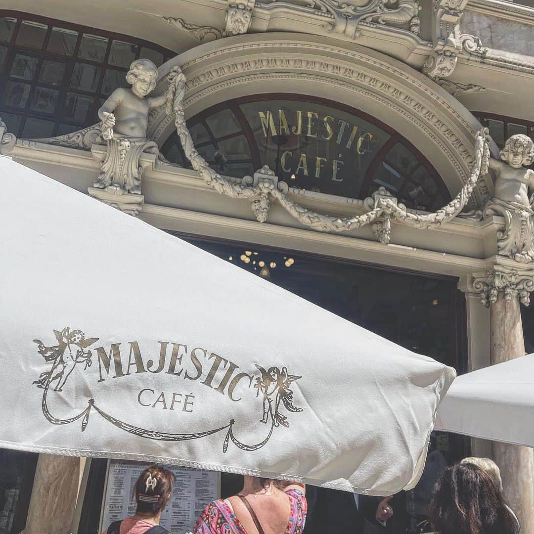 百瀬俊介さんのインスタグラム写真 - (百瀬俊介Instagram)「📍Majestic cafe in Porto 🇵🇹☕️ ポルトに来たらここのカフェは絶対！創業は1921年、ポルトが誇る老舗カフェです。 地元の人、観光客も集うオススメカフェ。 何より空間が素敵で今回は運良く初テラスでカフェできました！ 🇷🇸セルビア代表のコーチを務める喜熨斗さんとポルトガルでバッタリからのカフェタイムでした！  #majesticcafe #porto #cafehistorico #amigos #マジェスティックカフェ #ポルト #ポルトガル #ハリーポッター」5月27日 11時52分 - momose_shunsuke