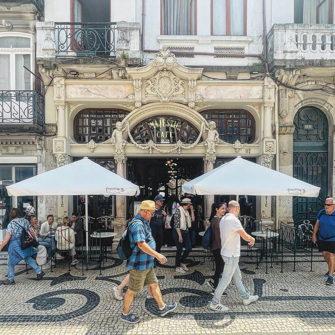 百瀬俊介さんのインスタグラム写真 - (百瀬俊介Instagram)「📍Majestic cafe in Porto 🇵🇹☕️ ポルトに来たらここのカフェは絶対！創業は1921年、ポルトが誇る老舗カフェです。 地元の人、観光客も集うオススメカフェ。 何より空間が素敵で今回は運良く初テラスでカフェできました！ 🇷🇸セルビア代表のコーチを務める喜熨斗さんとポルトガルでバッタリからのカフェタイムでした！  #majesticcafe #porto #cafehistorico #amigos #マジェスティックカフェ #ポルト #ポルトガル #ハリーポッター」5月27日 11時52分 - momose_shunsuke