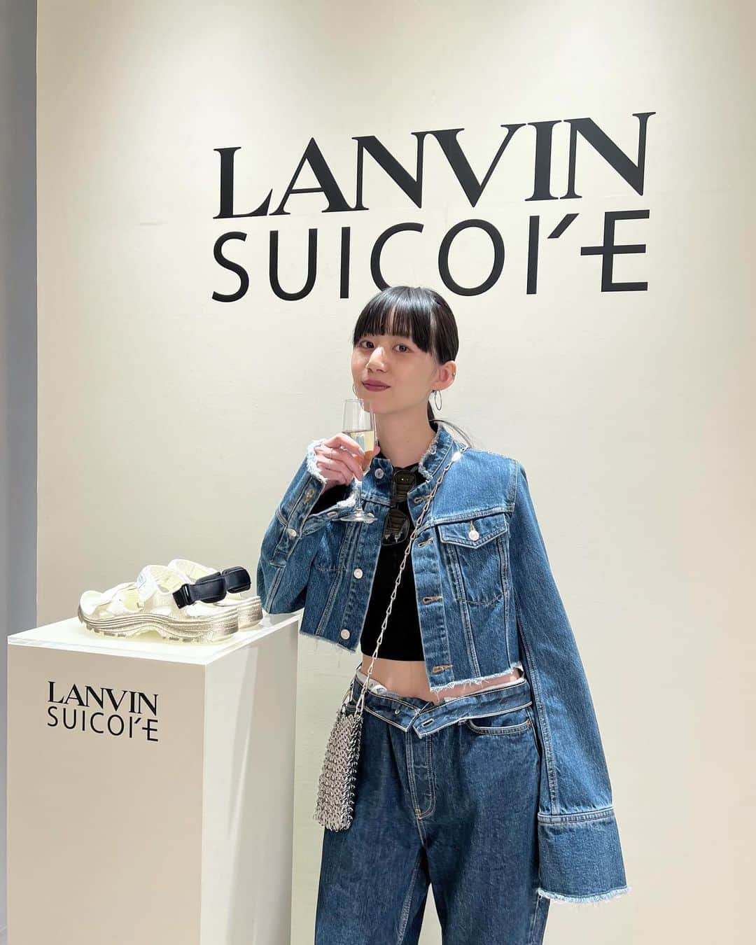 Shiho Sasakiのインスタグラム：「Lanvin×Suicokeのローンチパーティにお邪魔した時の📸 コラボレーションのラバーサンダルは 軽量で普段使いもしやすくって最高です🩴  @utatatan ありがとうございました💓  #lanvin  #suicoke」