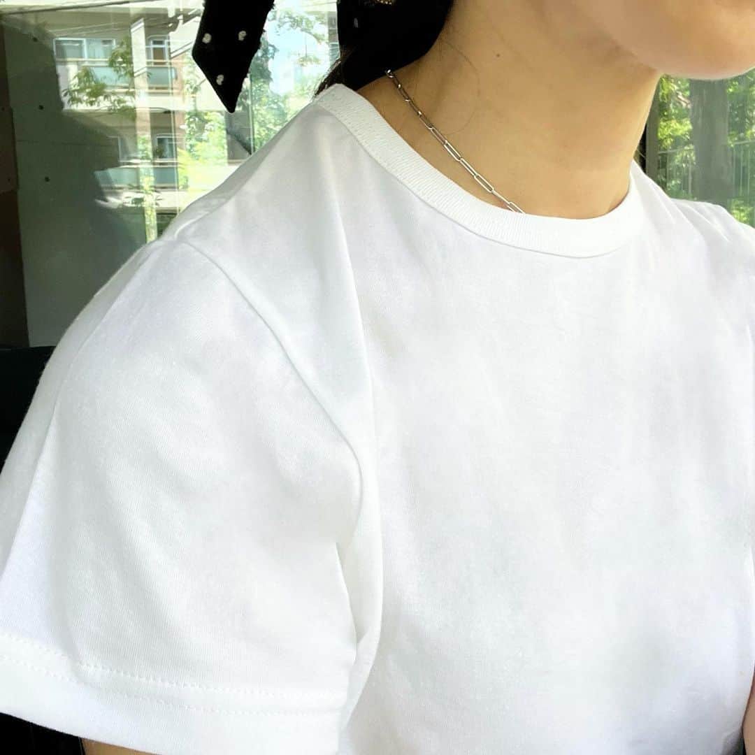 山城葉子さんのインスタグラム写真 - (山城葉子Instagram)「. 白Tシャツ @keinarita_official   数ある白Tシャツだけど、KEINARITAの作る白Tは、 キチンと美しく 女性らしく品よく 潔いクリーンさ KEINA RITAらしい おTシャツです。  さすがです👏👏👏  来週水曜日からスタートする二子玉川高島屋のPOP UPで発売するはずです。 これもきっとすぐに完売だろうな。」5月27日 12時07分 - yokoyamashiro