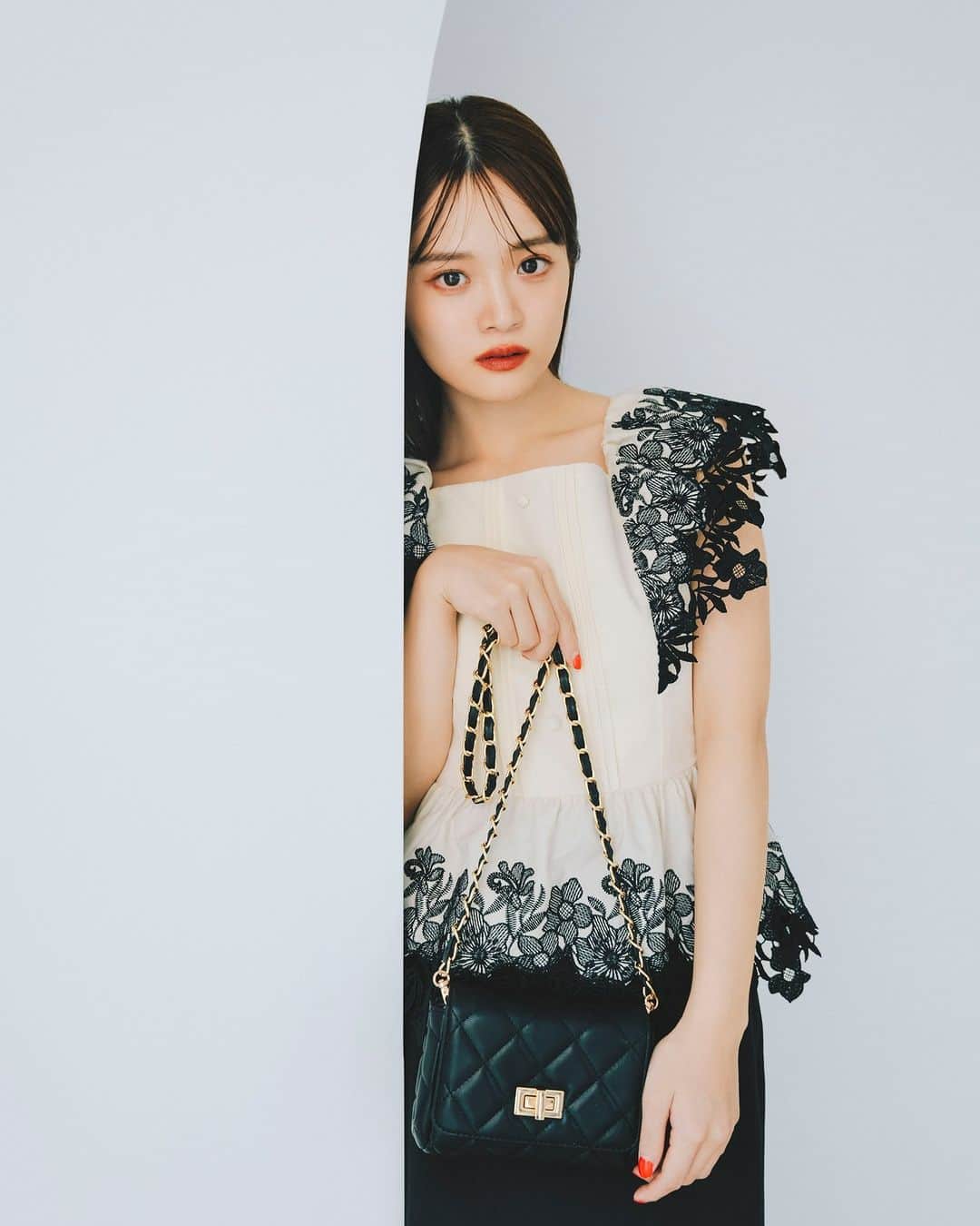 NATURAL BEAUTY BASICのインスタグラム：「LIMITED EDITION  Healthy Feminine ～2023 Early Summer～ Meets.Karin Takubo  田久保夏鈴さんがドラマチックに着こなす初夏の新作をデリバリー。 さりげないカットアウトや、シアー素材のリラクシーな肌見せに、 レディ感はしっかりキープしつつもコンフォートなシルエット… この季節にジャストな“ヘルシーフェミニン”クローズをラインナップ。  カットワークにマーメイドライン… リッチフェミニンなワンツーコーデ  ■カットワーク刺繍ブラウス ¥9,460 tax in size:S/M color:クロ/オフ #0173210630  ■プリーツレイヤードマーメイドスカート ¥10,890 tax in size:S/M color:クロ/オフ #0173220630  タックブラウスに施した、構築的なカットワーク刺繍で表情豊かに。 大人のムードを演出してくれるモノトーン配色も魅力的。 シフォンプリーツのヘムがエレガントなマーメイドスカートで、 ブラウスの女性らしさをぐっと引き立てて  ---------------------------------------  公式オンラインサイトにて プレオーダー受付中✨  6/2(金)～店頭販売スタートとなります。  ＜取り扱い店舗・オンラインストア＞ 札幌ステラプレイス エスパル仙台 ルミネ大宮 ルミネ池袋 ルミネ荻窪 新宿ミロード 銀座インズ ラゾーナ川崎 ジョイナス タカシマヤゲートタワーモール 阪急三番街 ルクア大阪 京都ポルタ 天神地下街 NBB公式オンラインストア（SANEI bd ONLINE)  #田久保夏鈴 さん #LIMITEDEDITION #限定商品 #限定 #予約 #プレオーダー #ブラウス #マーメイドスカート #モノトーンコーデ #お出かけコーデ #刺繍ブラウス #オフィスコーデ #オフィスカジュアル #通勤コーデ #大人可愛い #夏コーデ #カラーコーデ  #着回しコーデ #きれいめカジュアル #ベーシックコーデ #ベーシック #ナチュラルコーデ #トレンドスタイル #シンプルコーデ #ナチュラルビューティーベーシック #naturalbeautybasic」