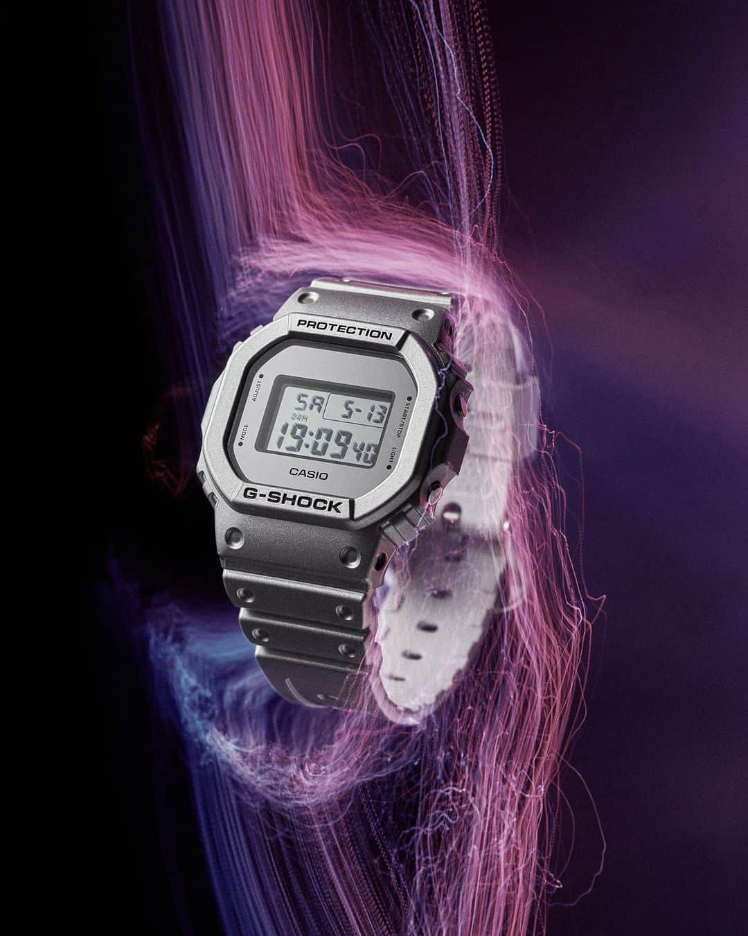 G-SHOCKさんのインスタグラム写真 - (G-SHOCKInstagram)「FORGOTTEN FUTURE  メタリックシルバー × シンプルスクエアの潔さを手元に。  Create your hands with a metallic silver and simple square timepiece.  DW-5600FF-8JF  #g_shock #forgottenfuture #retrofuture #dw5600 #metalic #watchoftheday」5月27日 12時00分 - gshock_jp