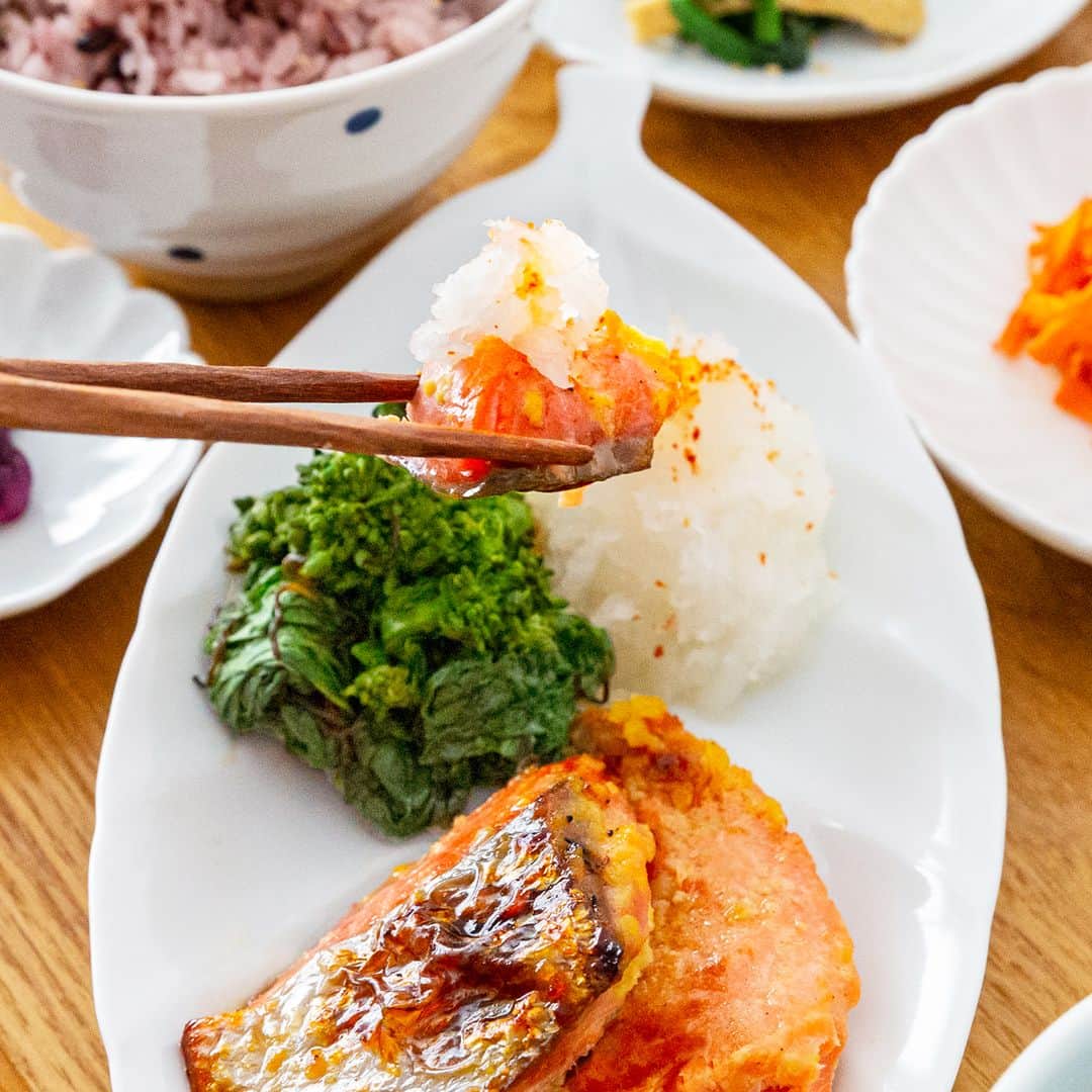 栗原はるみ「ゆとりの空間 」さんのインスタグラム写真 - (栗原はるみ「ゆとりの空間 」Instagram)「. ＼メインのおかずが選べる／ 「栗原さんちのお昼ごはん」  ゆとりの空間カフェ・レストランでは、 季節限定のランチメニューをお楽しみいただけます。  ◆「鮭の西京みそ漬け」 西京みその香ばしい風味と甘みが 鮭の味わいを引き立てます。 ほろ苦い菜の花の浅漬けと一緒に お楽しみください。  「栗原さんちのお昼ごはん」は、 全国のゆとりの空間 カフェ・レストランで お召し上がりいただけます。  期間限定メニューとなりますので、 ぜひ、この機会にお召し上がりください。  ※NU茶屋町プラス店は、メニューが異なります。  #ランチ #ランチメニュー #お昼ごはん #鮭 #春メニュー #西京味噌 #菜の花 #浅漬け #ゆとりの空間 #栗原はるみ #レストラン #カフェ #restaurant #cafe #札幌カフェ #京都カフェ #神戸カフェ #日比谷カフェ #宮崎カフェ #鹿児島カフェ #熊本カフェ #大丸札幌 #大丸京都 #大丸神戸 #日比谷シャンテ #宮崎山形屋 #山形屋 #鶴屋百貨店」5月27日 12時00分 - yutorino_kukan