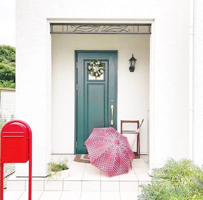 KOZLIFEさんのインスタグラム写真 - (KOZLIFEInstagram)「#okkoz を付けて投稿しよう！  ＼今回は @fuko_mom  様のお写真です。 ありがとうございます～！／  美しい玄関の色味に合わせて傘を選んでくださったようです。 色鮮やかな赤が映えますね。 雨の日も楽しくなっちゃいそう♪  -登場のアイテム- kura common　Flower Power Umbrella ◎商品は当店トップページのリンクor画像をタップしてね。 ▶︎ @kozlife_tokyo  #okkoz を付けて投稿してくださった方はリポストさせていただきます。 皆さんの素敵な投稿をご紹介いたしますので、是非付けてたくさん投稿してくださいね～！※今後は、instagram、facebookでもリポストさせて頂きます♪  #KOZLIFE #japan #instahome #instagood #instajapan #Interior #nordicinspiration #interiordesign #instadaily #instagood #暮らし #北欧雑貨 #丁寧な暮らし #シンプルライフ #북유럽디자인 #北欧设计 #北歐設計 #내부 #内部的 #內部的 #インテリア #傘 #レイングッズ #rain」5月27日 12時00分 - kozlife_tokyo