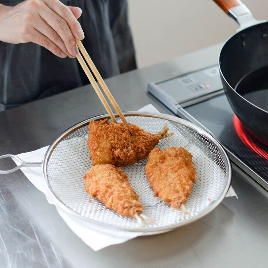 北欧、暮らしの道具店さんのインスタグラム写真 - (北欧、暮らしの道具店Instagram)「野菜の粗熱取りも、油ものも！ プロも愛用する「ステンレス盆ざる」  - - - - - - - - - - - -  今回ご紹介するのは 持ち手のあるステンレスの盆ざる。  平らなざるは、ボウル型と比べて 馴染みが薄いかもしれませんが、 実はプロも愛用するほど 使い勝手のいいアイテムなんです。  食材を広げて並べられるので、 茹でた野菜を置くと、粗熱が取れやすく 水っぽさも気にならなくなります。  ステンレス製のなので、 汚れが落ちにくい油ものを置いても カビなどの心配がなく 衛生的なのもうれしいところ。  さらにこの盆ざるには リング状の持ち手がついているので 収納時にも場所をとりません。  粗めの網目のおかげで 水切れもよく、目詰まりもしにくいので お手入れも楽ちんです。  サイズは普段使いしやすい 21cm・24cm・27cmの3種類。  ぜひ皆さんのライフスタイルに 合ったものを取り入れて いつもの調理時間を もっと快適にしてみてくださいね。  . ーーー 掲載のアイテムはこちら▼ ーーー . ☑︎持ち手付きステンレス盆ざる / 21cm / 24cm / 27cm . ▶︎ プロフィールのリンクから、お値段・サイズなど詳しい情報をご覧いただけますよ。→@hokuoh_kurashi . #kitchen#kitchendesign#kitchenware#food#foodstagram #盆ざる#ざる#キッチン#キッチン雑貨#台所#ごはん#朝ごはん #ランチ#夜ごはん#ディナー#料理#シンプル #シンプルライフ#シンプルデザイン#暮らしを楽しむ#日々の暮らし #北欧#暮らし#北欧暮らしの道具店」5月27日 12時01分 - hokuoh_kurashi