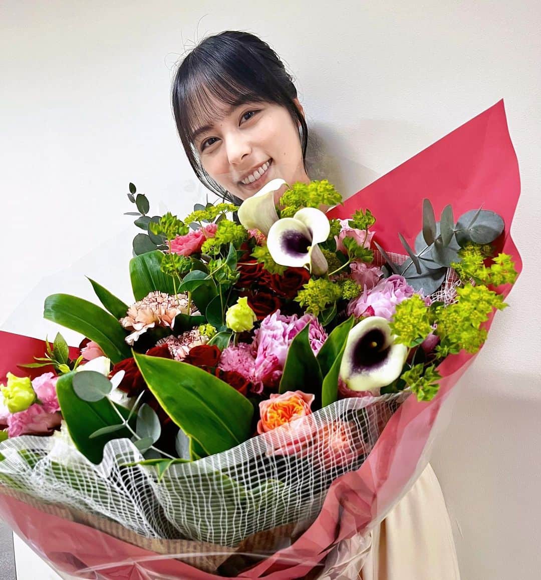 山本萩子のインスタグラム：「あたたかなお言葉の数々、ありがとうございます。  たくさんお花を頂き、花瓶が足りないねと 二人で幸せな悩みを抱えているところです。」