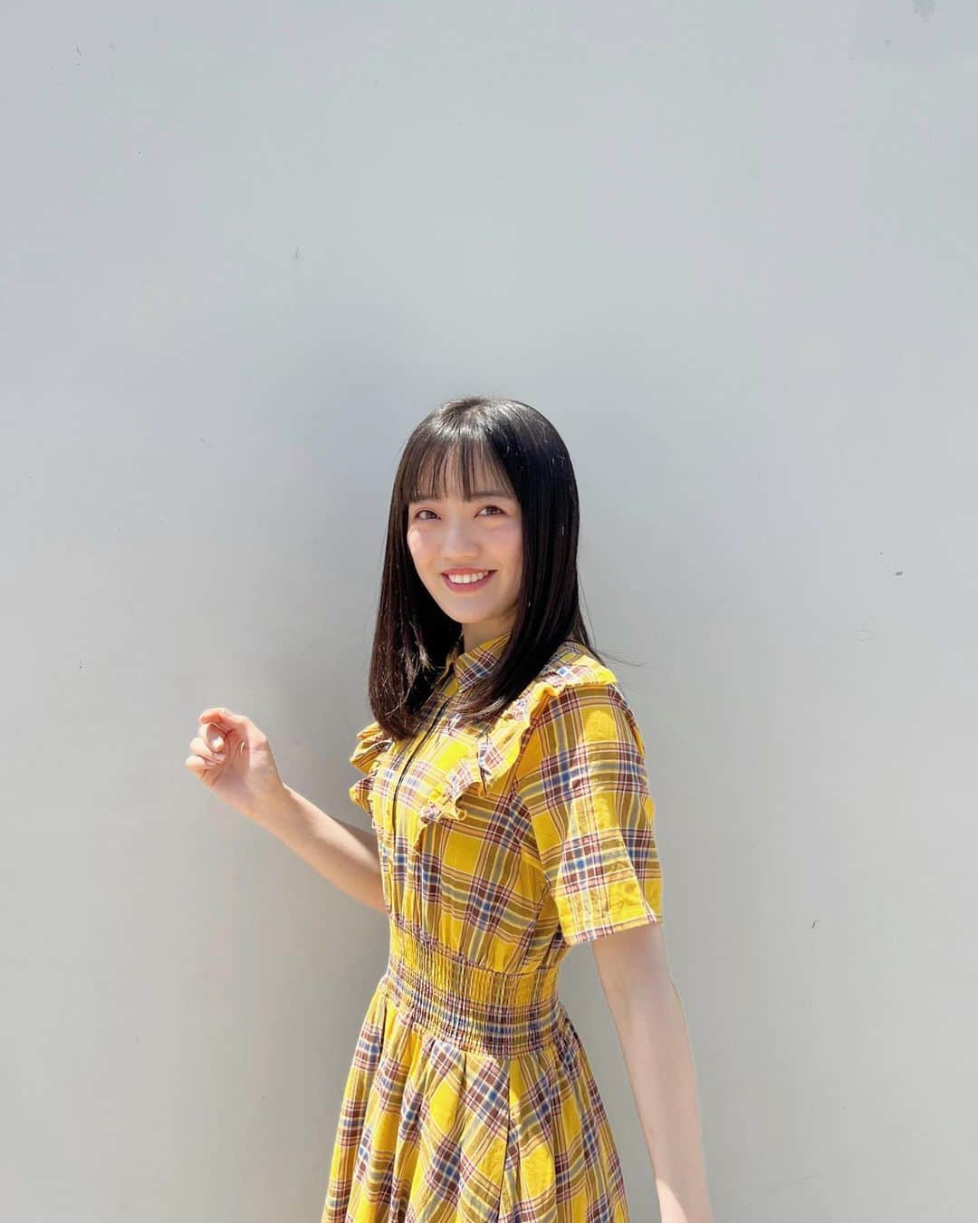 のインスタグラム：「* こんにちは♪ 今日も暑い1日になりそう〜！！  夏がやってくるって思うと ワクワクするね🌻💛  #黄色コーデ #黄色 #チェック  #夏服 #夏コーデ #followme #99line」