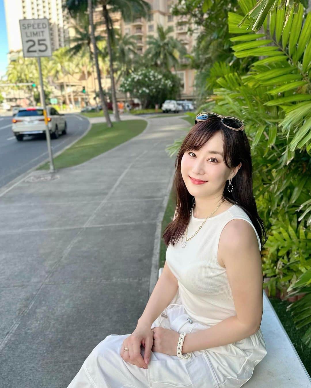 村上麻衣のインスタグラム：「Tops @uniqlo_jp   UNIQLOの今季のリブポートネックノースリT めちゃくちゃ着やすかったです！  下着の紐が見えないの。 なんと1000円。  今日からUNIQLO感謝祭ですね✨ ますます安くなるー 買いに行きたい♪  #プチプラコーデ #uniqlo #uniqloコーデ #ユニクロ #ユニクロコーデ #ファッション #ファッションコーデ #プチプラファッション #ユニジョ #アラフォーファッション #アラフォーコーデ #アラフィフコーデ」