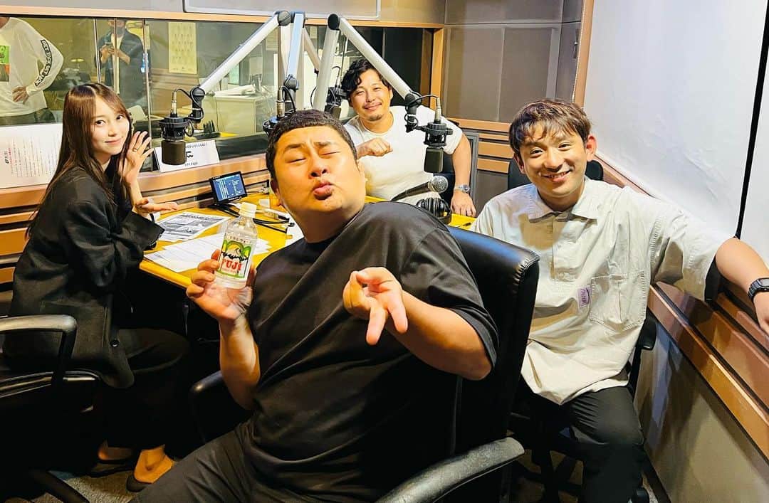 のりのインスタグラム：「ラジオ100局斬り企画 FM FUJI 「沈黙の金曜日」に乱入させて頂きました♪ 乃木坂46 弓木奈於ちゃん ありがとうございました♡ スゴく楽しかったです♪ あっ、アルコ&ピースもありがとう😊 しかしウケたな〜」
