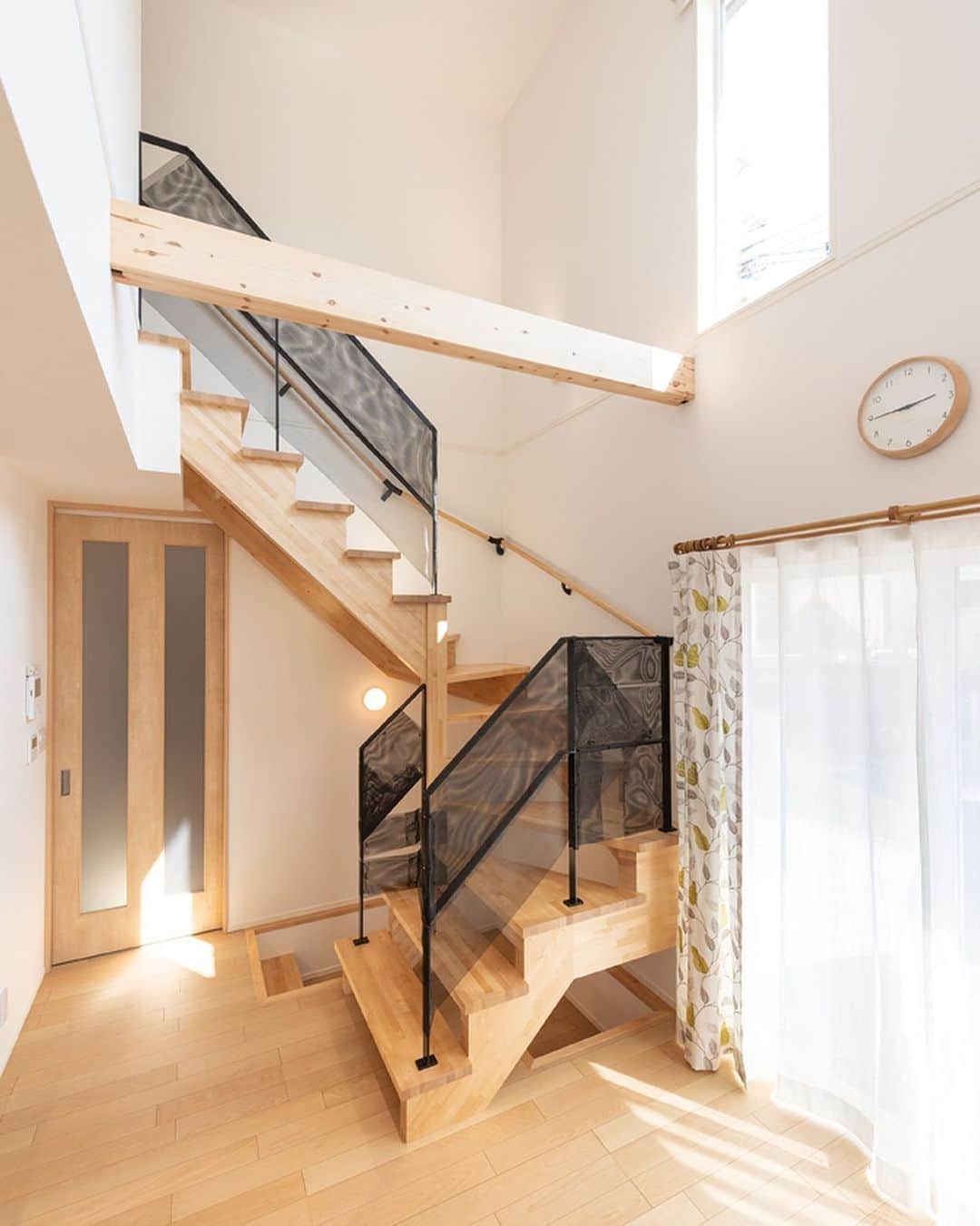 デザオ建設さんのインスタグラム写真 - (デザオ建設Instagram)「階段 こちらはリビング階段です💁🏻‍♀️ お子さんが登っても安全な仕様になっています ⁡ 階段下にもスペースがあり、お子さんの隠れ家 になったり荷物を置けるスペースになります📦 木目の可愛い階段ですね🪵 ⁡ ⁡ ※モデルハウス展示場予約は、 　@dezao_kensetsuのURLに 　とんでいただき、「イベント予約」から 　お待ちしております🏠 ⁡ #注文住宅 #マイホーム #インテリア #新築  #リフォーム #リノベーション #家 #住宅 #interior #デザオ建設 #工務店 #一軒家 #日々 #マイホーム記録 #暮らし #リビング #おうち #階段 #リビング階段 #木目調 #吹き抜け階段」5月27日 12時17分 - dezao_kensetsu