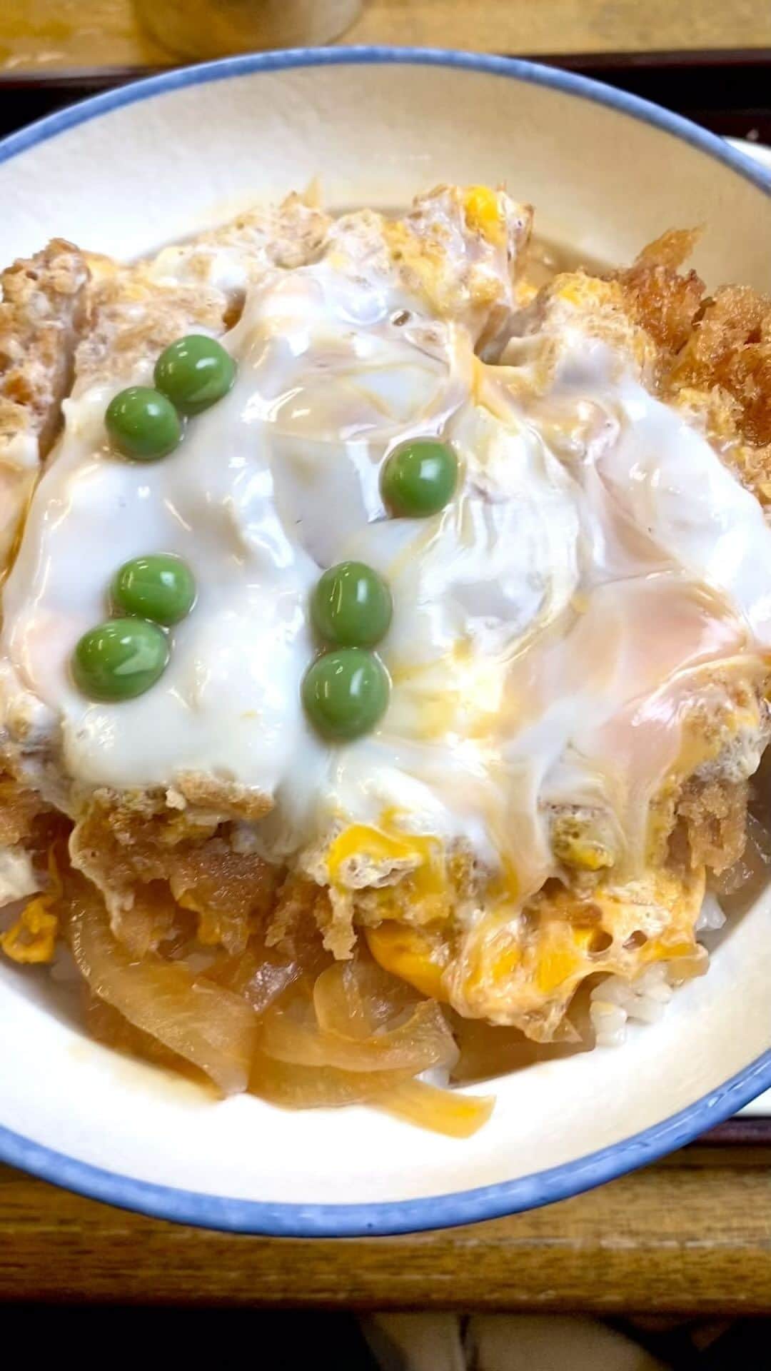 江口寿史のインスタグラム：「西荻窪の坂本屋。本日閉店。最終日の今日は大行列だろうからハナからあきらめていた。最後に食べたのは今週の火曜日。そもそもがライブの出来不出来のように、その日の出来にバラツキのあるカツ丼だった。イマイチの日もあれば最高の時もあり、最高の時のそれは至高だった。最後のカツ丼は最高の出来とは言えなかったが、それでも食べられて良かった。ありがとう。さようなら坂本屋。」