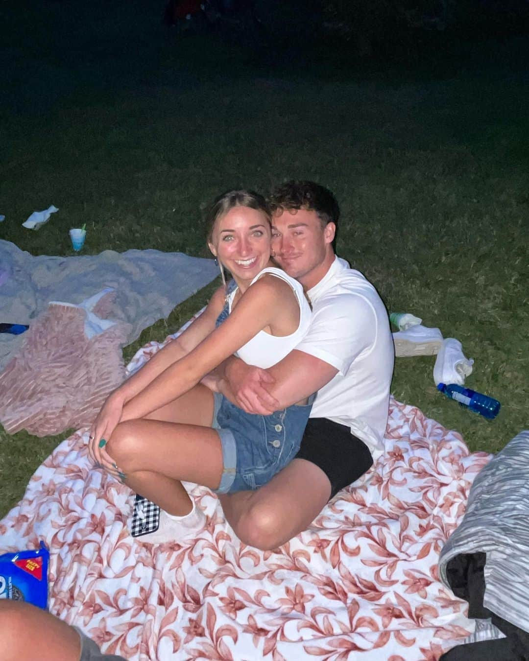 Brooklyn and Baileyさんのインスタグラム写真 - (Brooklyn and BaileyInstagram)「Late night picnics >>>」5月27日 12時10分 - brooklynandbailey