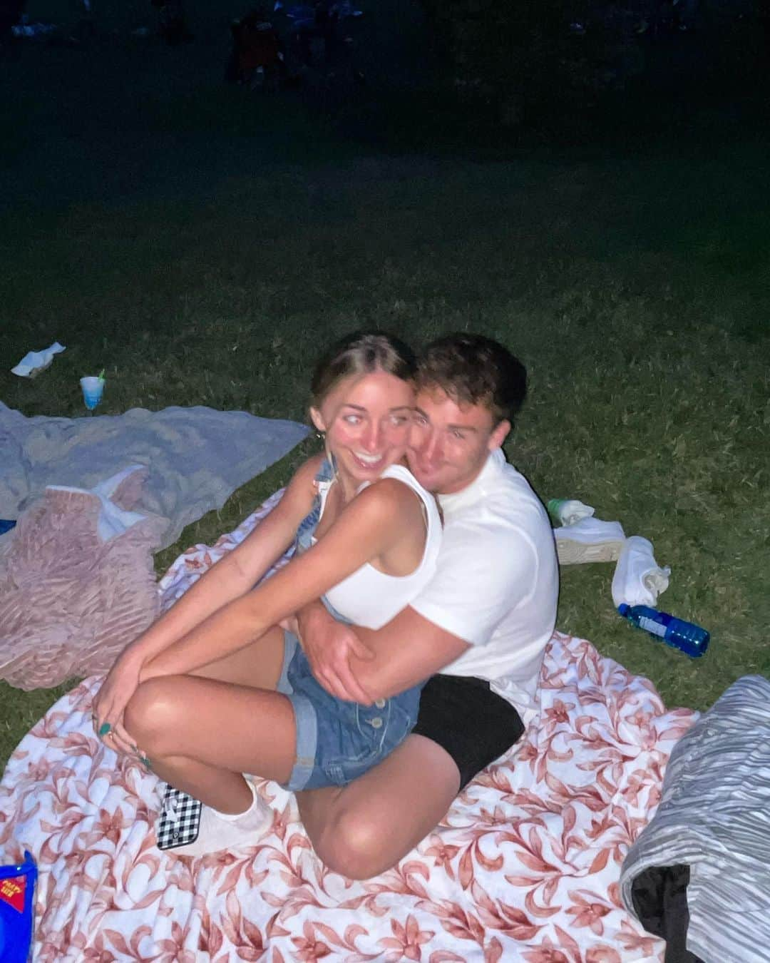 Brooklyn and Baileyさんのインスタグラム写真 - (Brooklyn and BaileyInstagram)「Late night picnics >>>」5月27日 12時10分 - brooklynandbailey