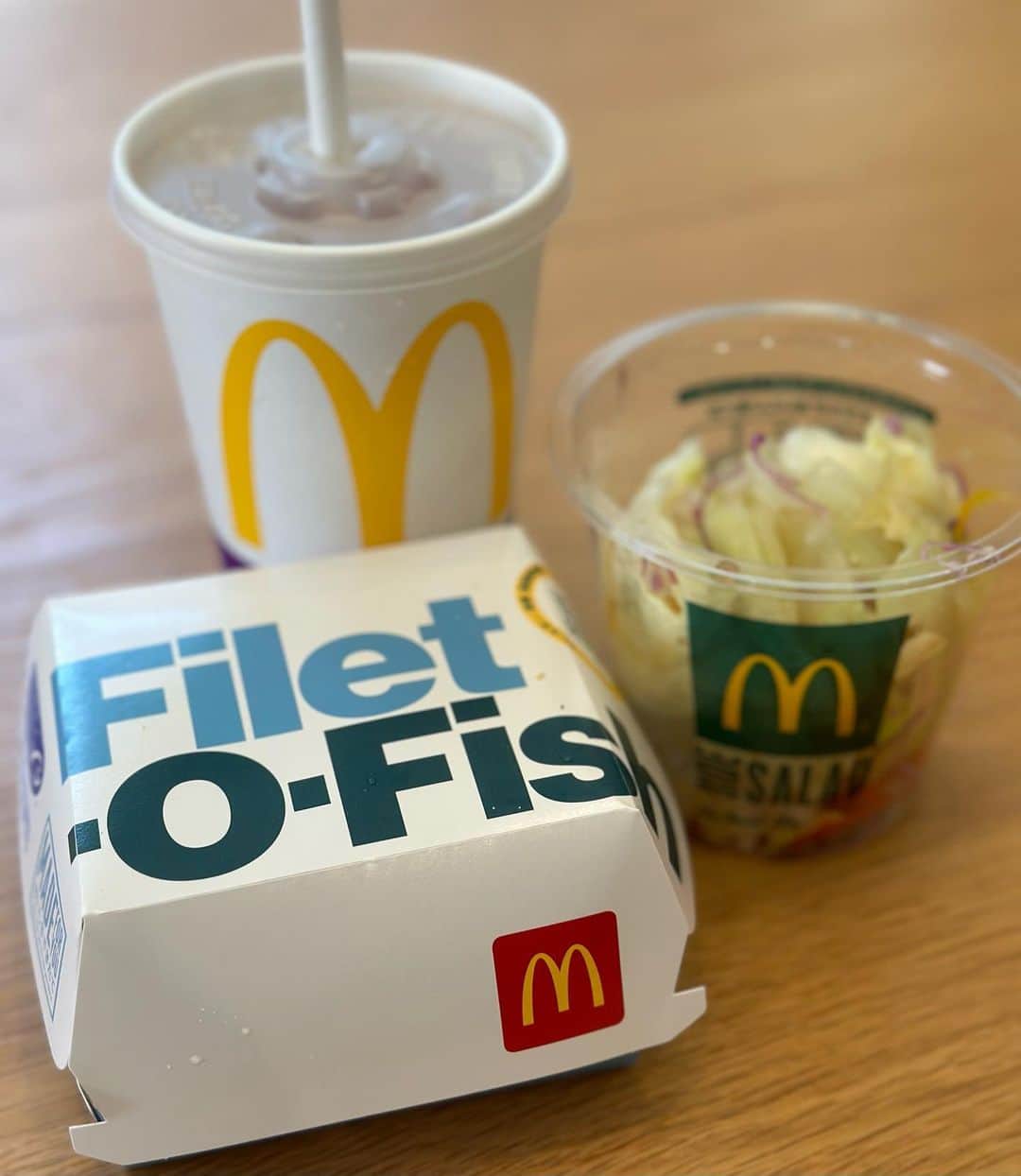 石川梨華のインスタグラム：「お昼ごはん何食べたんだろう？  昨日の夢にフィレオフィッシュが出てきました🍔✨ そして食べました🩵  子供たちはハッピーセット🍟 はらぺこあおむし可愛い😍 りんごのジョウロもすでにある🍎  久しぶりに私もハッピーセットのオモチャにテンション上がってます❣️  プラレールやトミカの時はシール貼りが大変だからさ😂w  今日もハッピーありがとう🤲  #石川梨華 #モーニング娘og #リアル梨華 #二児の母 #年子 #やんちゃボーイズ #お昼ご飯何食べたんだろう #マクドナルド #フィレオフィッシュ  #ハッピーセット #はらぺこあおむし」