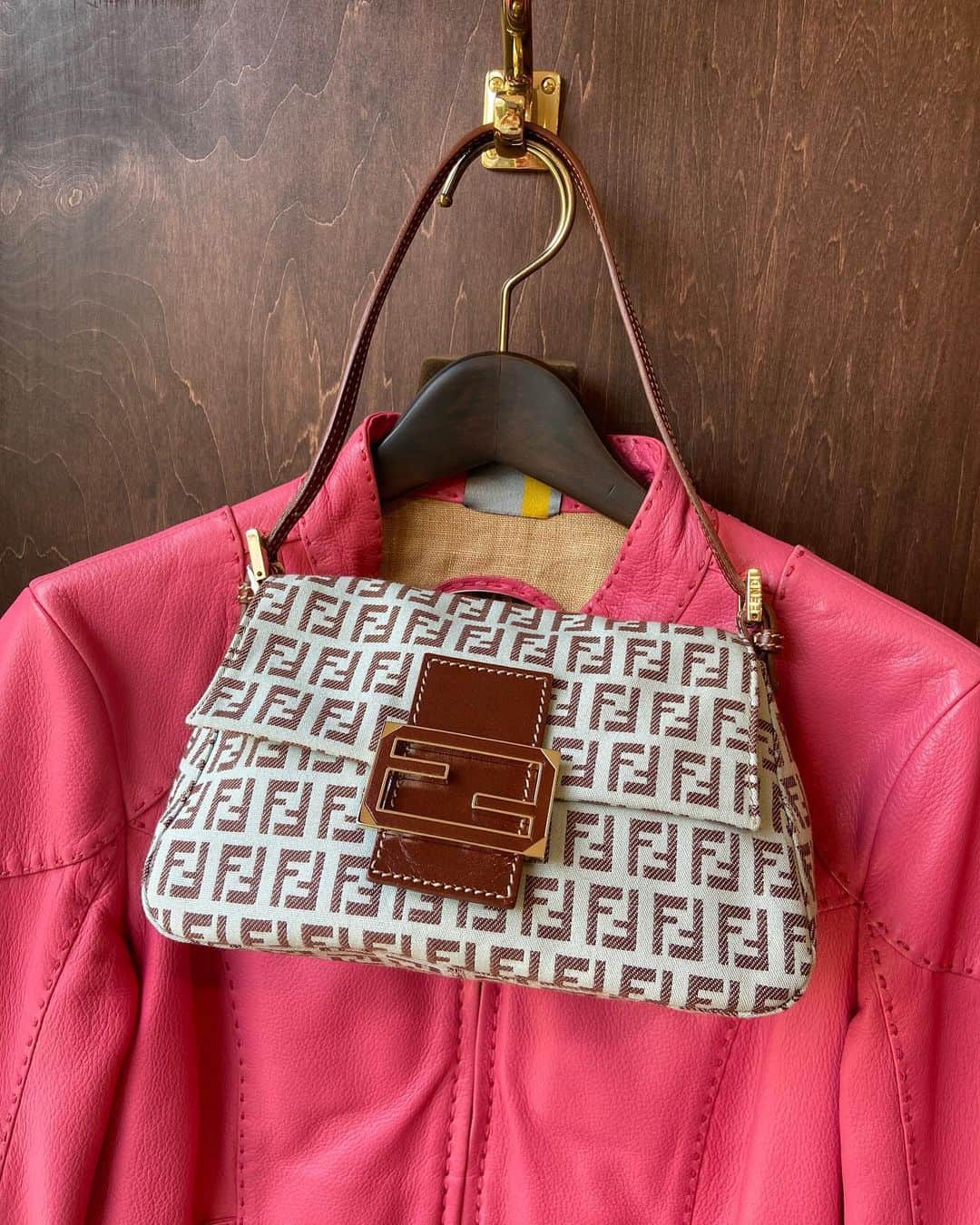 vintage Qooさんのインスタグラム写真 - (vintage QooInstagram)「Early 2000s mood 🦋  Single motorcycle jacket and mini #BaguetteBag from #FendiVintage  Sunglasses from #ChanelVintage   ▼Customer service English/Chinese/Korean/Japanese *Please feel free to contact us! *商品が見つからない場合にはDMにてお問い合わせください   ▼International shipping via our online store. Link in bio.  #tokyovintageshop #오모테산도 #omotesando #aoyama #表参道 #명품빈티지 #빈티지패션 #도쿄빈티지샵  #ヴィンテージファッション #ヴィンテージショップ」5月27日 12時14分 - vintageqoo