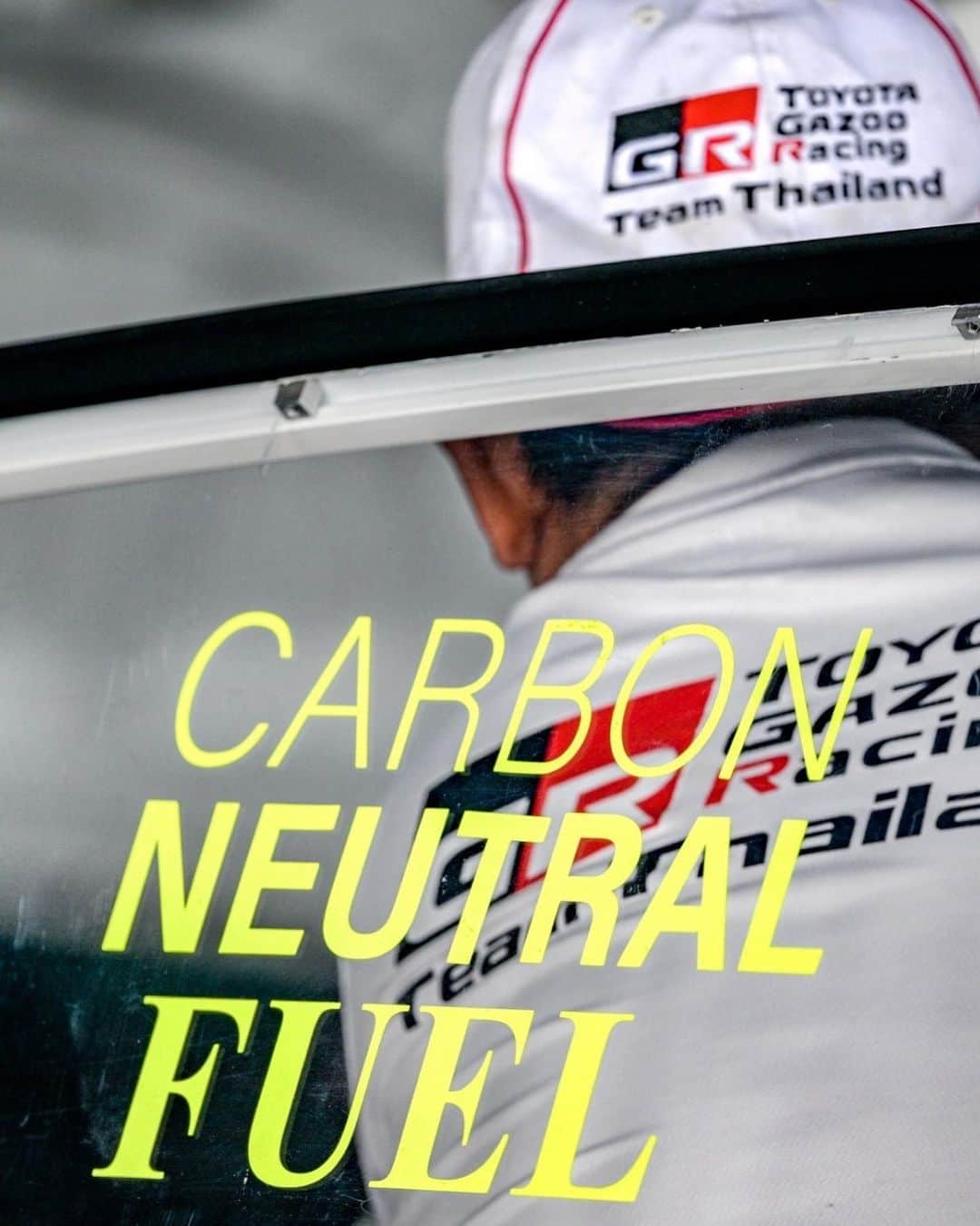 Toyota team thailandさんのインスタグラム写真 - (Toyota team thailandInstagram)「🚨Ready for the Race!! 📌ณ ดล x Yaris e-Fuel หมายเลข 19 Toyota Gazoo Racing team Thailand  ในรุ่น Thailand Super Compact  เร่งให้สุดแรงไปกับครั้งแรกของ Toyota Yaris e-Fuel Carbon Neutral รถยนต์ที่กำลังพัฒนาให้สามารถใช้พลังงานเชื้อเพลิงซึ่งมีความเป็นกลางทางคาร์บอน นวัตกรรมที่จะเปลี่ยนโลกในอนาคต   #ToyotaGazooRacingteamThailand」5月27日 12時19分 - toyotagazooracingteamthailand