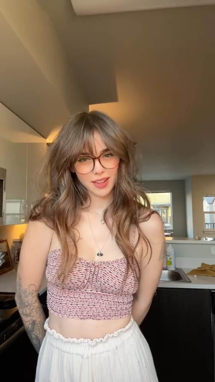 Acacia Brinleyのインスタグラム：「Got new glasses today🍄🦊👓🌱🤎」