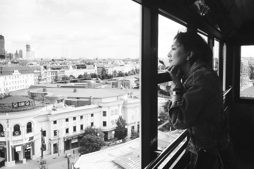 板谷由夏 のインスタグラム：「帰国しました。 生きていたらいつでも旅はできる。 日常から非日常を感じるのは 自分次第。と、昔好きだった人が 24のあたしに言いました。 何処かへ場所を変えずとも 旅を感じることはできる。 と40代になって理解した気がします。 映画でも音楽でも、触れて感じるすべて。 好奇心さえあれば いつでも旅はできる、と信じています。  写真は大好きな中野正美さん。 また一緒に旅がしたいカメラマンです。」