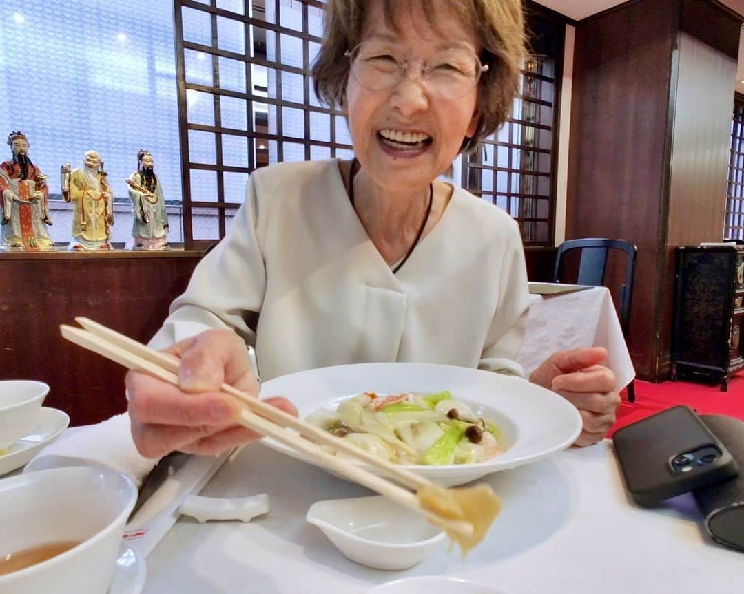 Cooking with Dogのインスタグラム：「Chef is having lunch of seafood ankake yakisoba at Shin Kyotei, a Chinese restaurant in Shinbashi. 👩‍🍳😋 Our next recipe video will be published next weekend. Thank you for your patience. 🙇‍♂️ 新橋の中国料理、新橋亭(しんきょうてい)で海鮮あんかけ焼きそばのランチいただきました！👩‍🍳😋次のレシピ動画は来週末に公開予定です。いつも長い間待っていてくれてありがとうございます。🙇‍♂️」