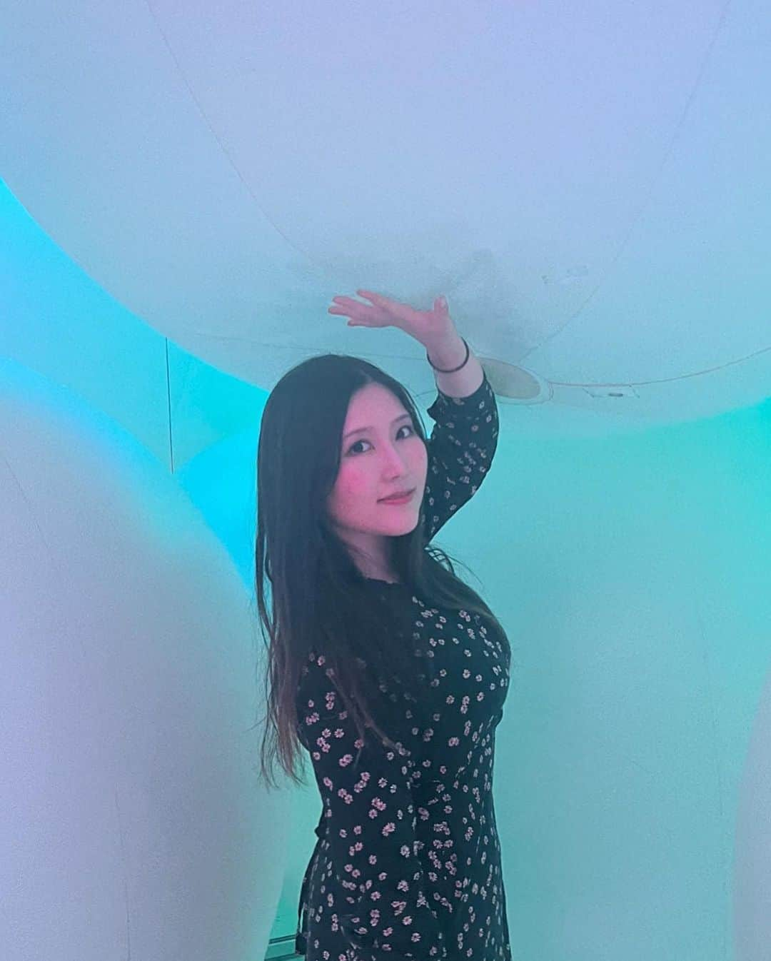 松丘雪那のインスタグラム：「超美人でかわいいイリーナ @irynashuliak と キレイな @teamlab.planets に行ってきたよ🥰 もう美に囲まれて私頭おかしくなったよ笑 幸せすぎた1日でした💓 . @teamlab.planets 何回行っても楽しいい😌 4枚目のフラワーの場所とイリーナがすごくキレイだから絶対にチェックしてね！！！ . そして8枚目に隠れイリーナとユキナ！ 見つけてみてね！笑 . . . .  PR @teamlab.planets #チームラボ #デートスポット #東京観光 #東京旅行 #teamlab #teamlabplanets #チームラボプラネッツ #豊洲 #美人 #ミックスモデル #ハーフモデル #英語 #観光 #tokyosightseeing #beauty #japanesemix #かわいい #ありがとう」