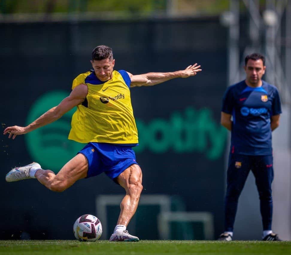 ロベルト・レヴァンドフスキのインスタグラム：「My kind of Saturday 😎  @fcbarcelona」
