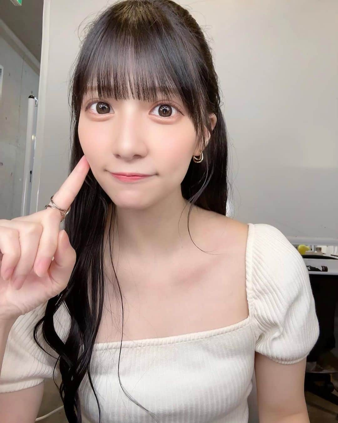 奥村優希のインスタグラム：「最近、黒髪にしたのです🖤 たまにはいいよね🫶🏻」