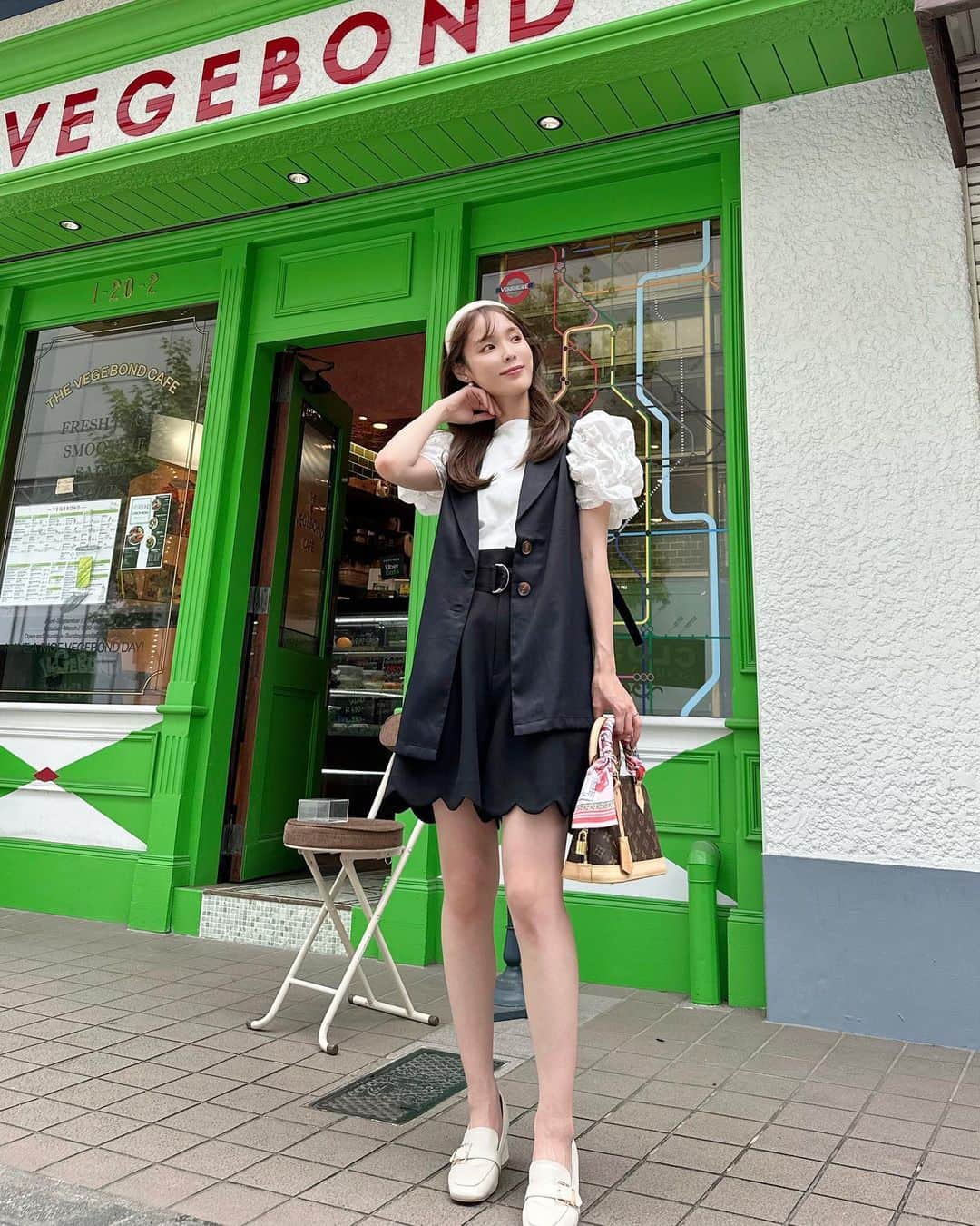 磯田 ひかる(Hikaru Isoda) のインスタグラム：「こんばんは♡ 土曜日いかがお過ごしですか☺️  今日も22:00からインスタライブやるので遊びに来てください🫶🪽  この日は甘めモノトーンコーデ🤍 ベストが大活躍する季節ですね🌞  【着用アイテム】 Tops @celford_official  Vest @classicalelf_official  Pants @31sonsdemode   ------------------------------ picaru：162cm / 骨格ウェーブ 1st ブライトスプリング 2nd ブライトサマー  大人可愛いスタイルアップコーデ ヘアメイクを合わせた トータルスタイリングを提案🤍  不定期にストーリーで ファッションお悩み相談募集中🥰 ------------------------------  他の投稿を見る→【@picaruuu】」
