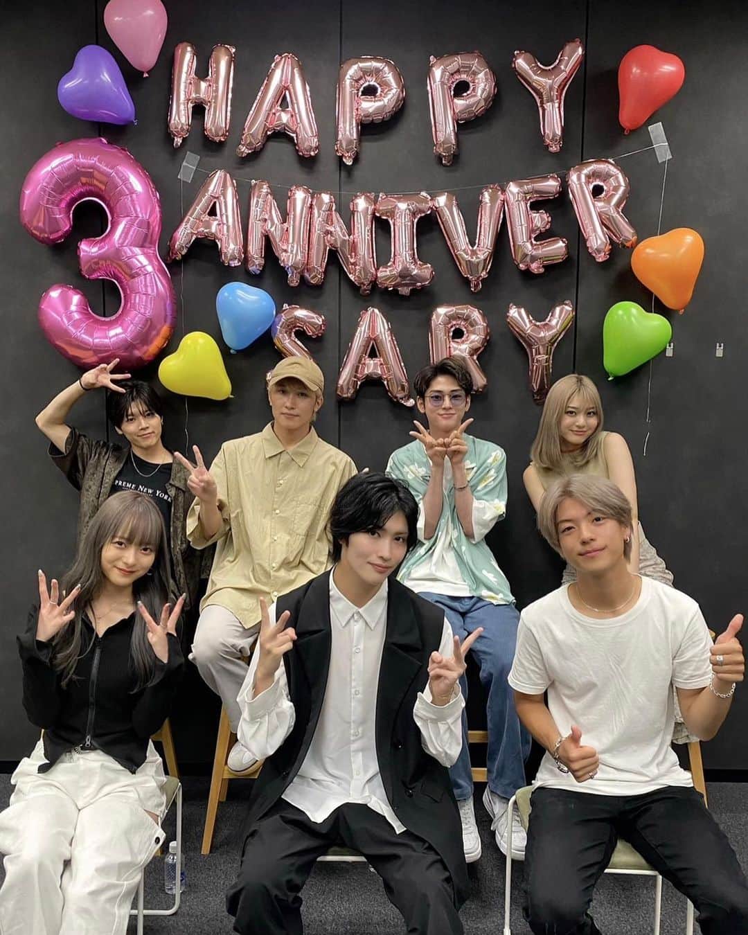 宇井優良梨のインスタグラム：「⁡ GENIC 3rd Anniversary🥂🩶 ⁡ 皆様のおかげで無事3周年を迎える事ができました。 いつもありがとうございます！！ ⁡ GENICの今年のテーマと春開催のツアーなどを 発表させていただきました☺️ ⁡ インスタライブ自体久々でしたが、やはり楽しい…。笑 ゆるゆるらいぶ。いっぱいいっぱい笑いました。 ⁡ サプライズでケーキを頂きました😭🩶 そしてかわいすぎる飾り付けまで…😭 こんなにも素敵なスタッフの皆さまに囲まれてしあわせです GENICREWの皆様いつもありがとうございます、そしてこれからもよろしくお願いいたします🙇🏻‍♀️✨ ⁡ 今年は、"N_G" を掲げ一歩一歩踏みしめて進んでいきます。 4年目もGENICをよろしくお願いいたします🙇🏻‍♀️✨ ⁡ ツアー開催とても嬉しいです…。 ありがとうございます！ ここに向かって全力で頑張ります。🔥 楽曲リリースもお楽しみに🎧 ⁡ -ツアー詳細- ⚫︎2024.3.9(土) ＠KT Zepp Yokohama ⚫︎2024.3.23(土) ＠Zepp Fukuoka ⚫︎2024.3.29(金) ＠Zepp Nagoya ⚫︎2024.3.31(日) ＠Zepp Osaka Bayside ⚫︎2024.4.7(日) ＠豊洲PIT ⁡ あ、そういえはケーキのプレートたべれました笑 ご馳走様でしたっ！！ 今日のアーカイブは、@genic_staff にて☺︎ ⁡ #N_G #GENIC #宇井優良梨」