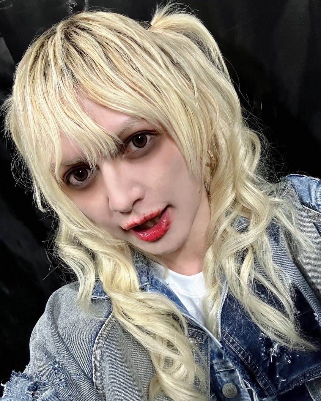 のインスタグラム：「⁡ ⁡ 今日はデスヴォイスタイトルコール記念日としよう。 激しい曲ってやり方次第で楽しく、面白くなるからいいよね。ってこのツアーで感じてる。 ⁡ ⁡ #iCON #デスヴォイスの日 #名古屋 #EYERYTHINGINSIDEMEISCHANGING #ONEMANTOUR #live  #BugLug #一聖 #こう見ると唇なんか怖い #自撮り乙　😇」