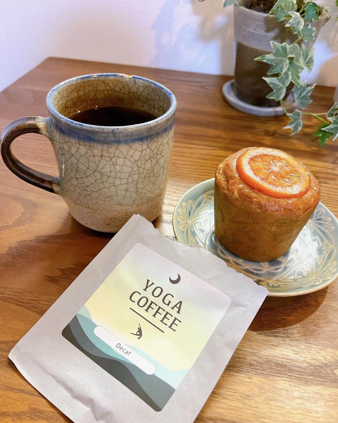 坂野志津佳さんのインスタグラム写真 - (坂野志津佳Instagram)「大好きな子が作ったお菓子と、大好きなヨガコーヒー( @yogacoffee.jp )で幸せタイム💕  今回はデカフェのヨガコーヒーにしました！  アンバサダーだから大袈裟に言うのではなく、本当にここのコーヒーは美味しい☺️  特にこのデカフェは、カフェインありかと思うくらいコク深めで美味しいのです！  カフェインは体を冷やす作用があるので、手足の冷えや体のだる重さが気になる時はなるべくデカフェを選ぶようにしてます☕️  そして夏でもなるべくホットで飲む。 内臓を冷やさないようにすることがこれからの季節の健康の鍵です！ ・ ・ ・ 因みにこのマフィンは、先日のマインドフルネスヨガでお出しした @abricot_panda のヴィーガンマフィン💓  こちらもグルテンフリーで白糖を使っていないので、普通のマフィンよりも体が冷えにくいスイーツです！ そして超美味しかった🥰 ・ ・ ・ #ヨガコーヒー #ヨガコーヒーアンバサダー #yogacoffee #コーヒー #珈琲 #コーヒーのある暮らし #ヴィーガンスイーツ #ヴィーガンマフィン #ヴィーガン #yoga」5月27日 21時49分 - oshizu0511