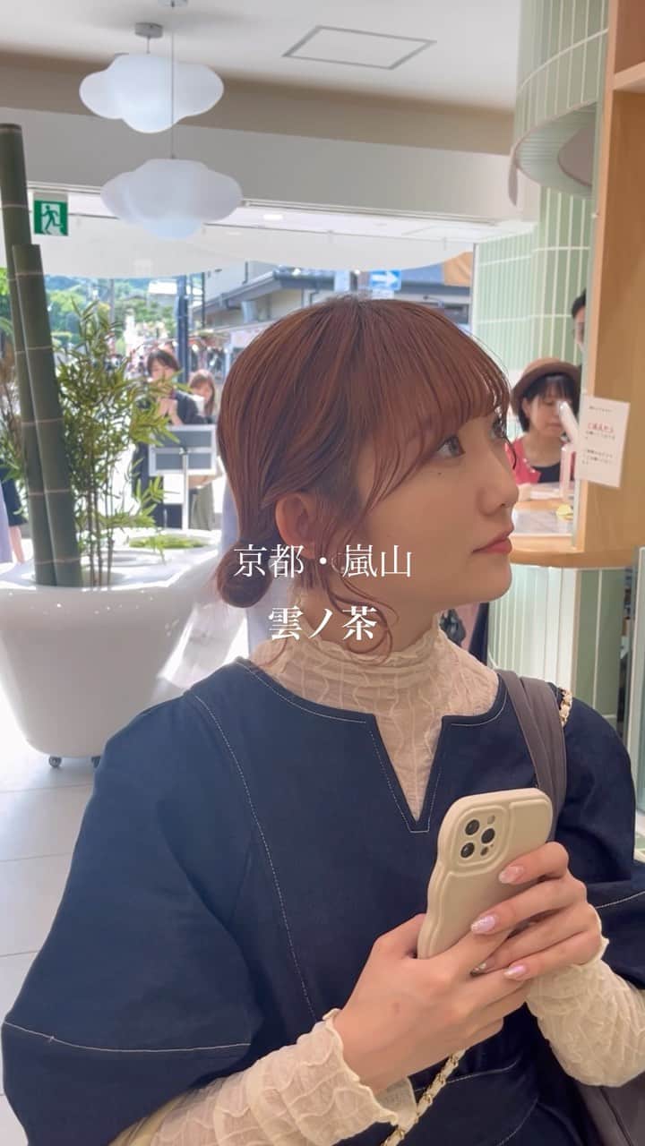 夏川愛実のインスタグラム：「嵐山で見つけたカフェが可愛すぎた♡ #京都巡り #京都観光 #嵐山カフェ#京都カフェ#淡色カフェ  #naturalcouture #バズりワンピース #デニムワンピース  #ランタンスリーブワンピース」